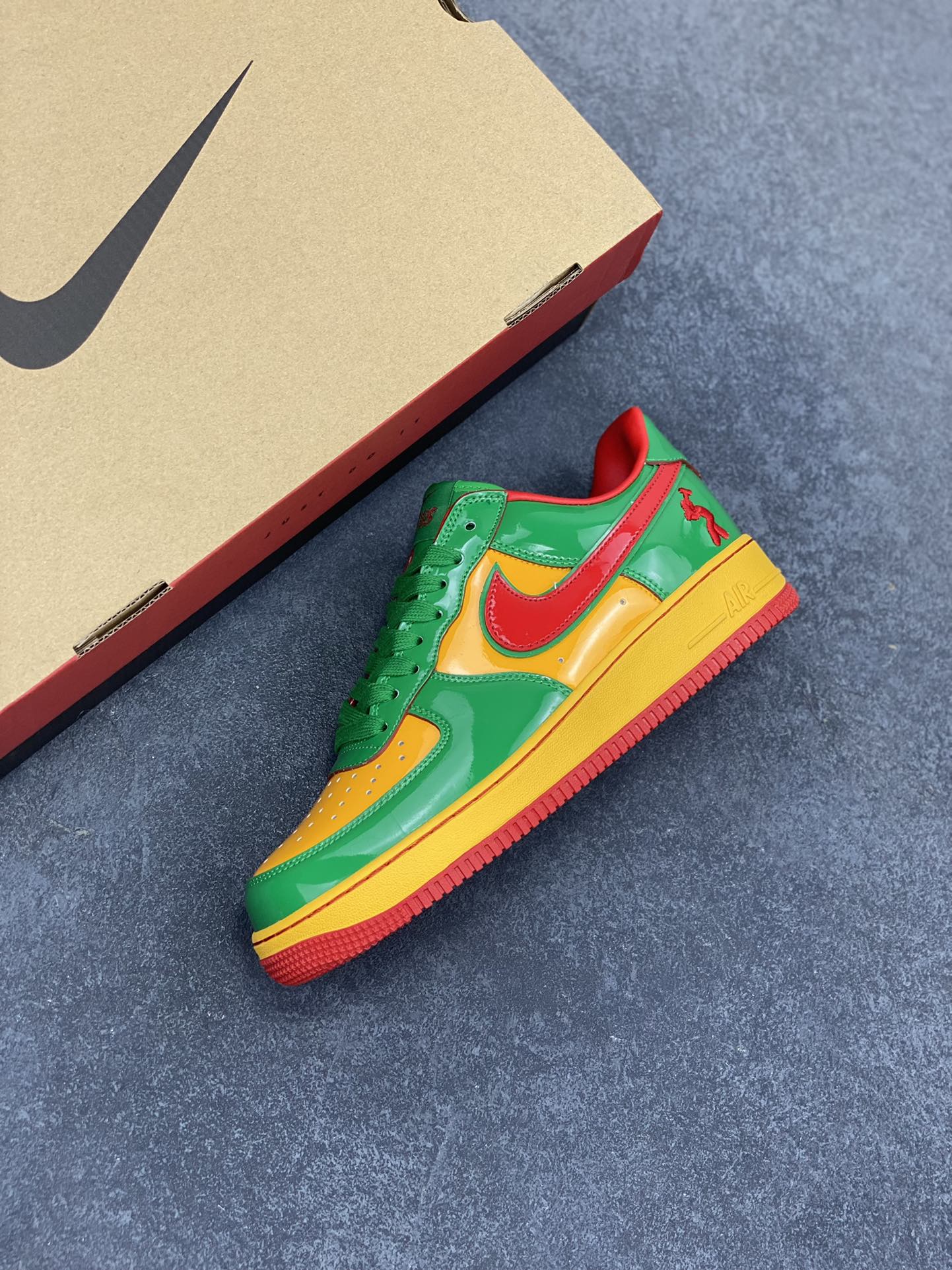 图片[7]-Nike Air Force 1 Low 镜面绿金红 空军一号低帮运动休闲板鞋 原楦头原纸板 打造纯正空军版型#专注外贸渠道 全掌内置蜂窝气垫 #原盒配件 原厂中底钢印、拉帮完美 货号：IH4383-300 尺码：36 36.5 37.5 38 38.5 39 40 40.5 41 42 42.5 43 44 44.5 45-选品中心