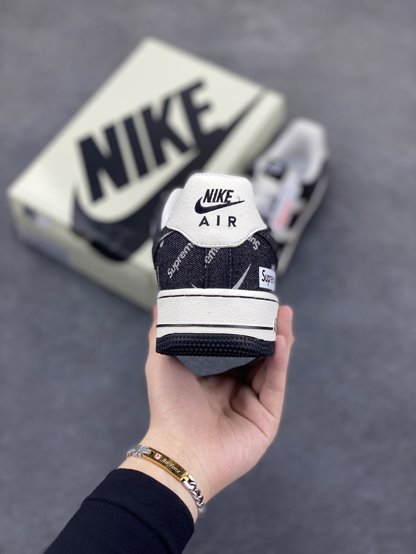 图片[4]-NIke Air Force 1 \’07 Low SUP联名-黑牛仔小白勾 空军一号低帮 运动鞋 休闲鞋 折边针车 工艺难度大 原楦头原纸板 原装鞋盒 定制五金配件 内置全掌气垫 原厂鞋底 货号：LW9279-010 尺码：36 36.5 37.5 38 38.5 39 40 40.5 41 42 42.5 43 44 44.5 45-选品中心