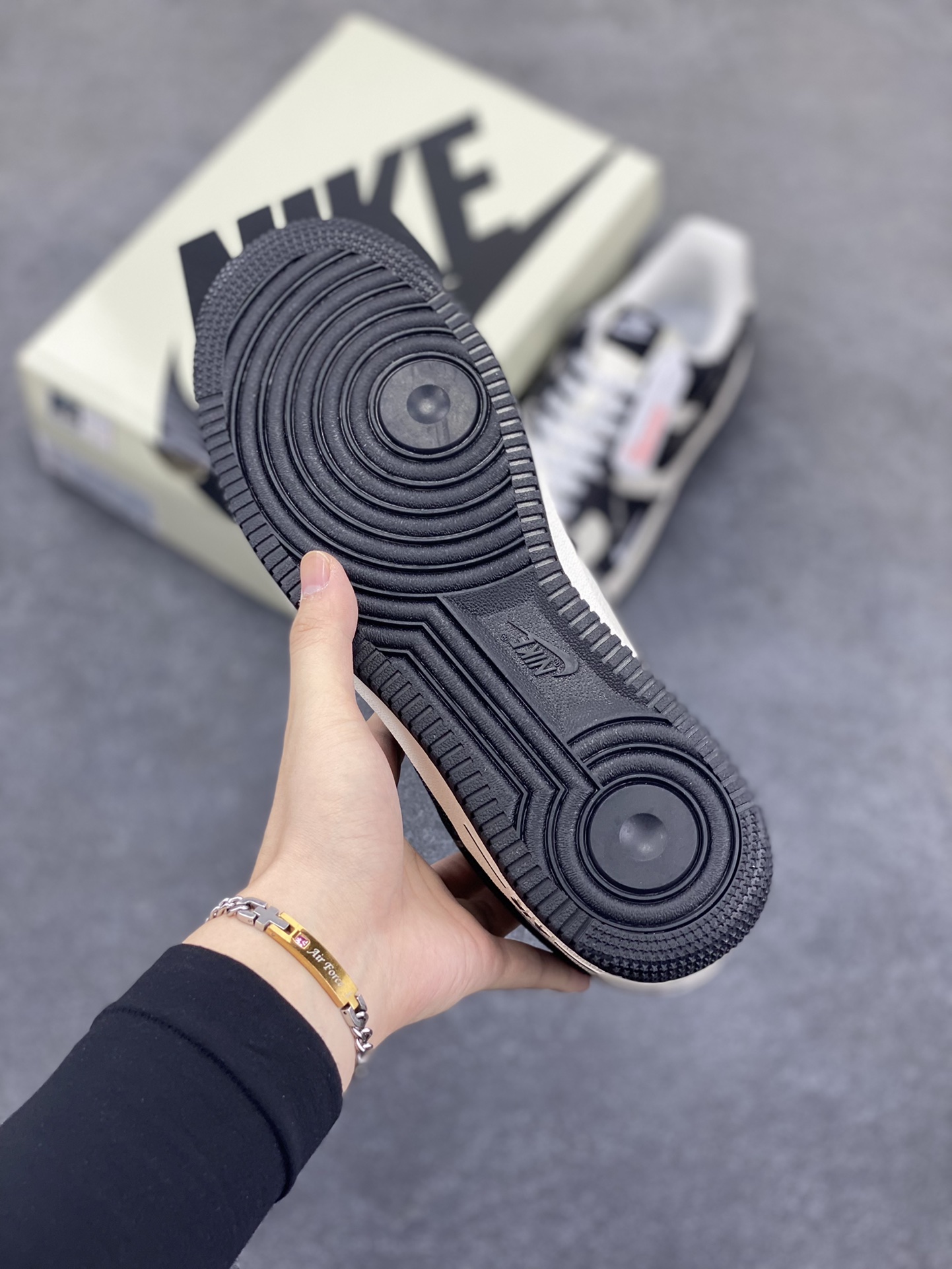 图片[5]-NIke Air Force 1 \’07 Low SUP联名-黑牛仔小白勾 空军一号低帮 运动鞋 休闲鞋 折边针车 工艺难度大 原楦头原纸板 原装鞋盒 定制五金配件 内置全掌气垫 原厂鞋底 货号：LW9279-010 尺码：36 36.5 37.5 38 38.5 39 40 40.5 41 42 42.5 43 44 44.5 45-选品中心