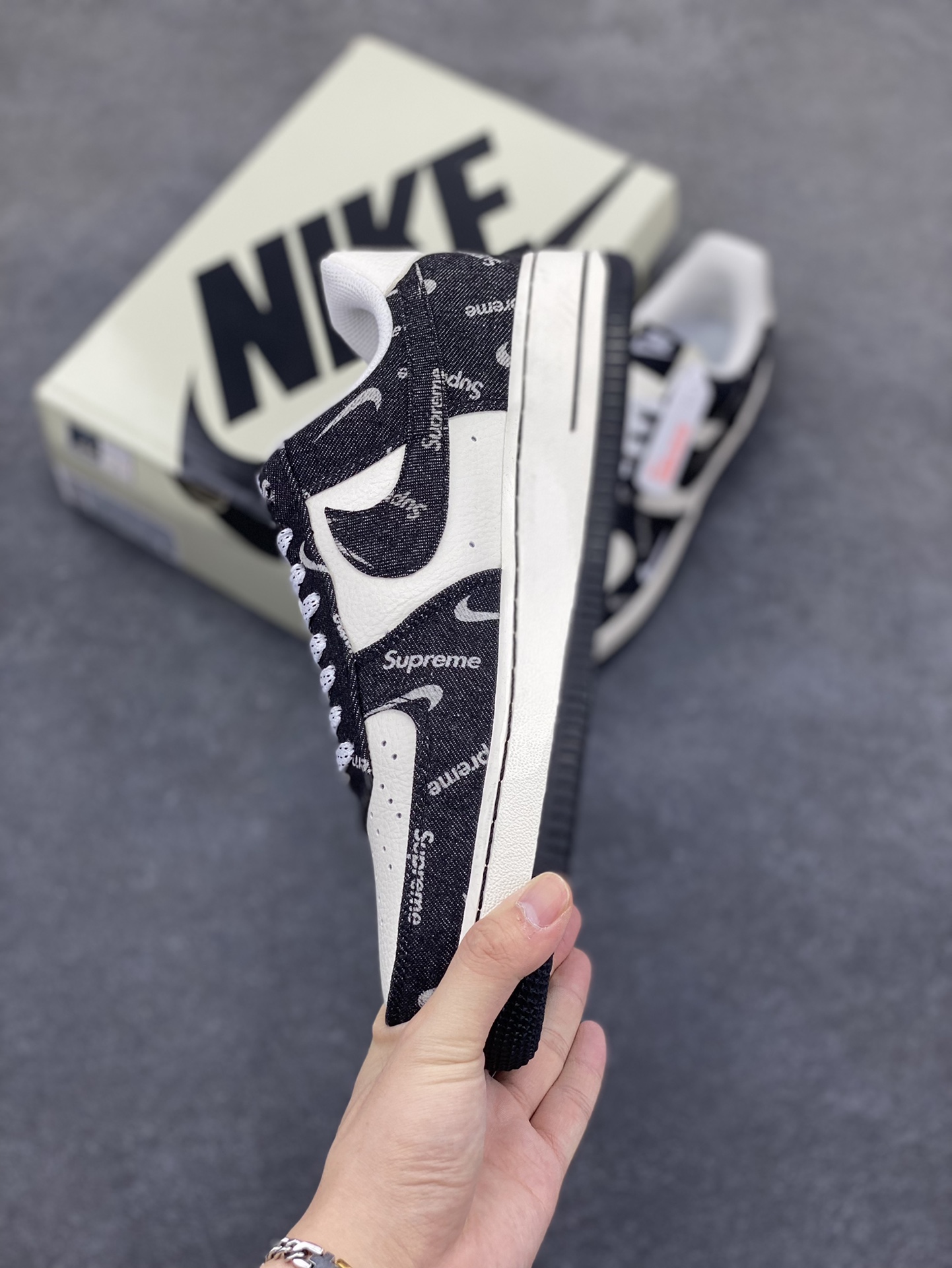 图片[3]-NIke Air Force 1 \’07 Low SUP联名-黑牛仔小白勾 空军一号低帮 运动鞋 休闲鞋 折边针车 工艺难度大 原楦头原纸板 原装鞋盒 定制五金配件 内置全掌气垫 原厂鞋底 货号：LW9279-010 尺码：36 36.5 37.5 38 38.5 39 40 40.5 41 42 42.5 43 44 44.5 45-选品中心