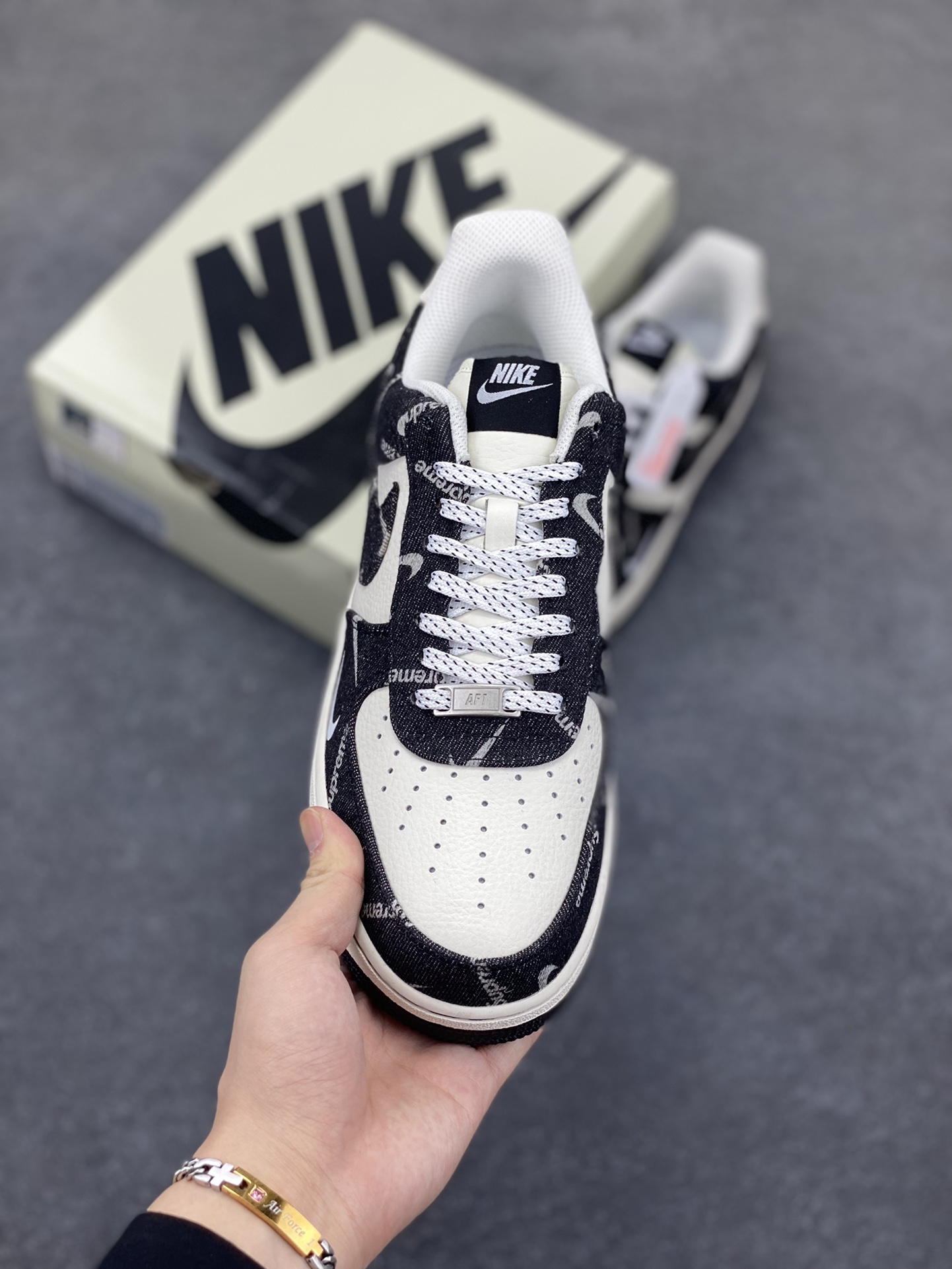 图片[2]-NIke Air Force 1 \’07 Low SUP联名-黑牛仔小白勾 空军一号低帮 运动鞋 休闲鞋 折边针车 工艺难度大 原楦头原纸板 原装鞋盒 定制五金配件 内置全掌气垫 原厂鞋底 货号：LW9279-010 尺码：36 36.5 37.5 38 38.5 39 40 40.5 41 42 42.5 43 44 44.5 45-选品中心