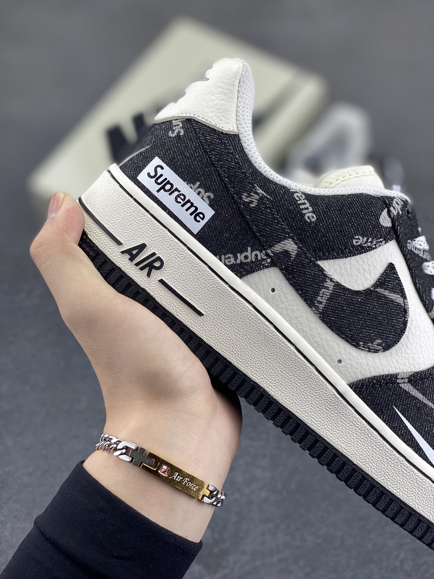 图片[6]-NIke Air Force 1 \’07 Low SUP联名-黑牛仔小白勾 空军一号低帮 运动鞋 休闲鞋 折边针车 工艺难度大 原楦头原纸板 原装鞋盒 定制五金配件 内置全掌气垫 原厂鞋底 货号：LW9279-010 尺码：36 36.5 37.5 38 38.5 39 40 40.5 41 42 42.5 43 44 44.5 45-选品中心