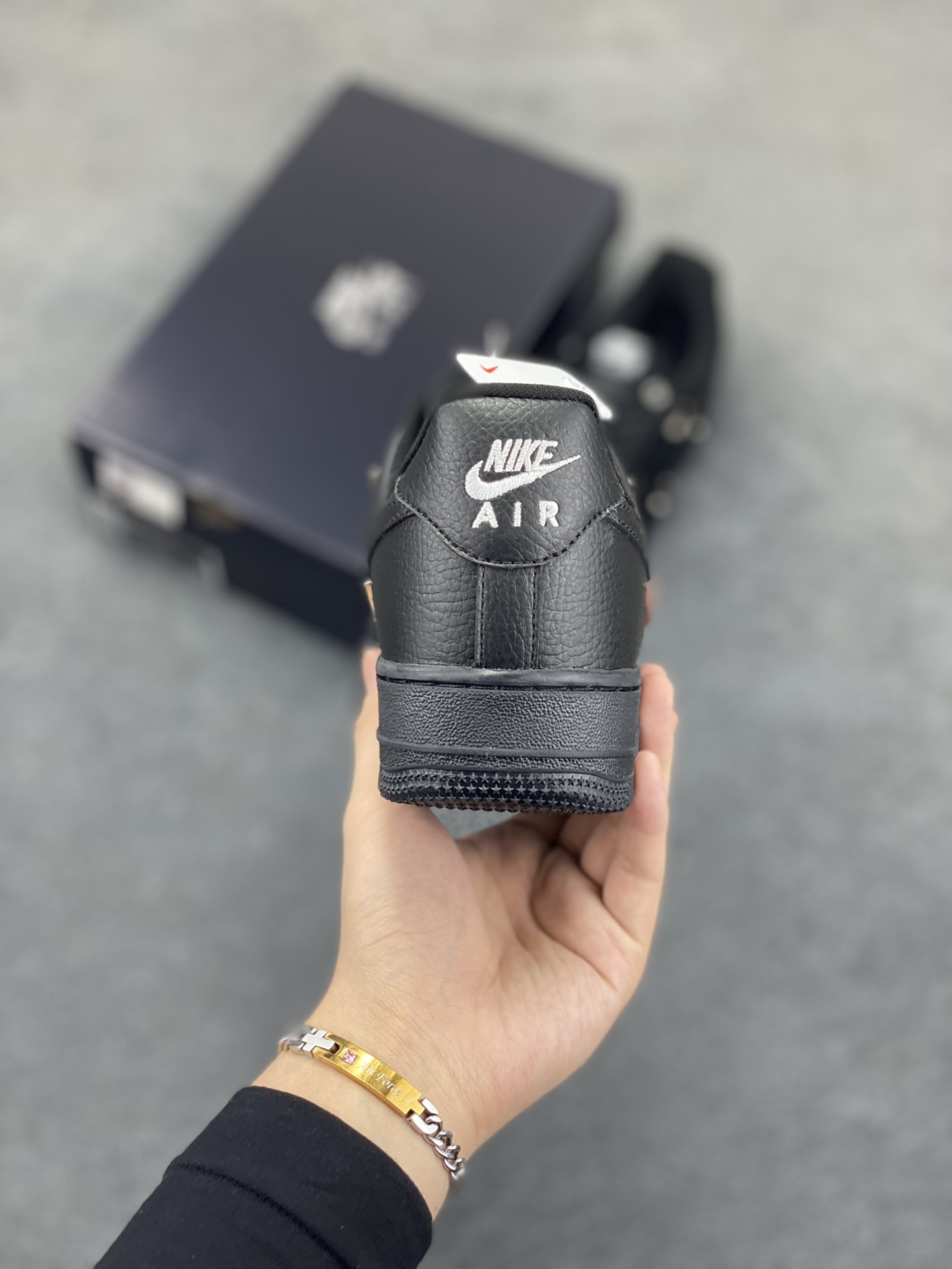 图片[4]-福利特价 Nike Air Force 1 Low 联名小银勾 空军一号低帮运动休闲板鞋 原楦头原纸板 打造纯正空军版型 专注外贸渠道 全掌内置蜂窝气垫 原盒配件 原厂中底钢印、拉帮完美 货号：HQ1180-001 尺码：36 36.5 37.5 38 38.5 39 40 40.5 41 42 42.5 43 44 44.5 45-选品中心