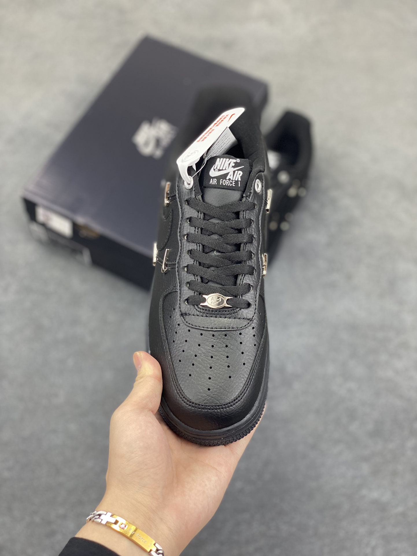 图片[2]-福利特价 Nike Air Force 1 Low 联名小银勾 空军一号低帮运动休闲板鞋 原楦头原纸板 打造纯正空军版型 专注外贸渠道 全掌内置蜂窝气垫 原盒配件 原厂中底钢印、拉帮完美 货号：HQ1180-001 尺码：36 36.5 37.5 38 38.5 39 40 40.5 41 42 42.5 43 44 44.5 45-选品中心