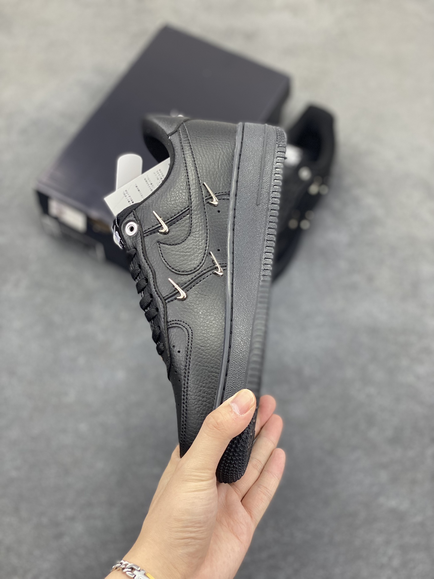 图片[3]-福利特价 Nike Air Force 1 Low 联名小银勾 空军一号低帮运动休闲板鞋 原楦头原纸板 打造纯正空军版型 专注外贸渠道 全掌内置蜂窝气垫 原盒配件 原厂中底钢印、拉帮完美 货号：HQ1180-001 尺码：36 36.5 37.5 38 38.5 39 40 40.5 41 42 42.5 43 44 44.5 45-选品中心