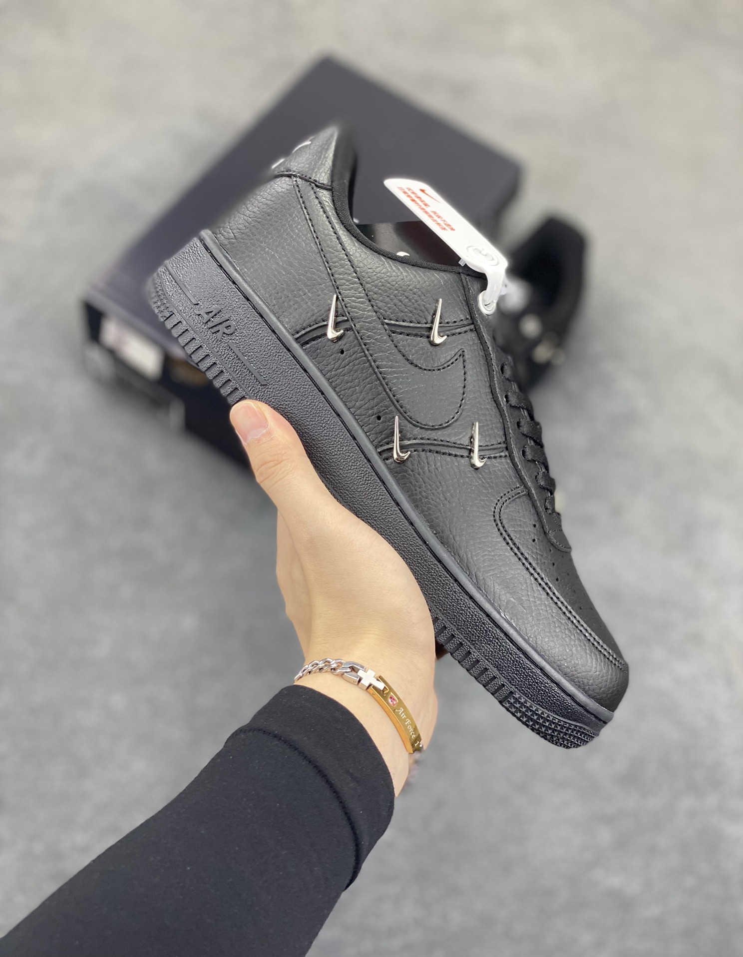 福利特价 Nike Air Force 1 Low 联名小银勾 空军一号低帮运动休闲板鞋 原楦头原纸板 打造纯正空军版型 专注外贸渠道 全掌内置蜂窝气垫 原盒配件 原厂中底钢印、拉帮完美 货号:HQ1180-001 尺码:36 36.5 37.5 38 38.5 39 40 40.5 41 42 42.5 43 44 44.5 45-选品中心