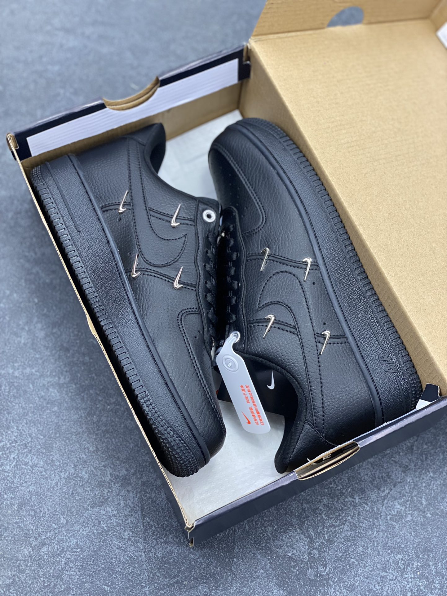 图片[9]-福利特价 Nike Air Force 1 Low 联名小银勾 空军一号低帮运动休闲板鞋 原楦头原纸板 打造纯正空军版型 专注外贸渠道 全掌内置蜂窝气垫 原盒配件 原厂中底钢印、拉帮完美 货号：HQ1180-001 尺码：36 36.5 37.5 38 38.5 39 40 40.5 41 42 42.5 43 44 44.5 45-选品中心