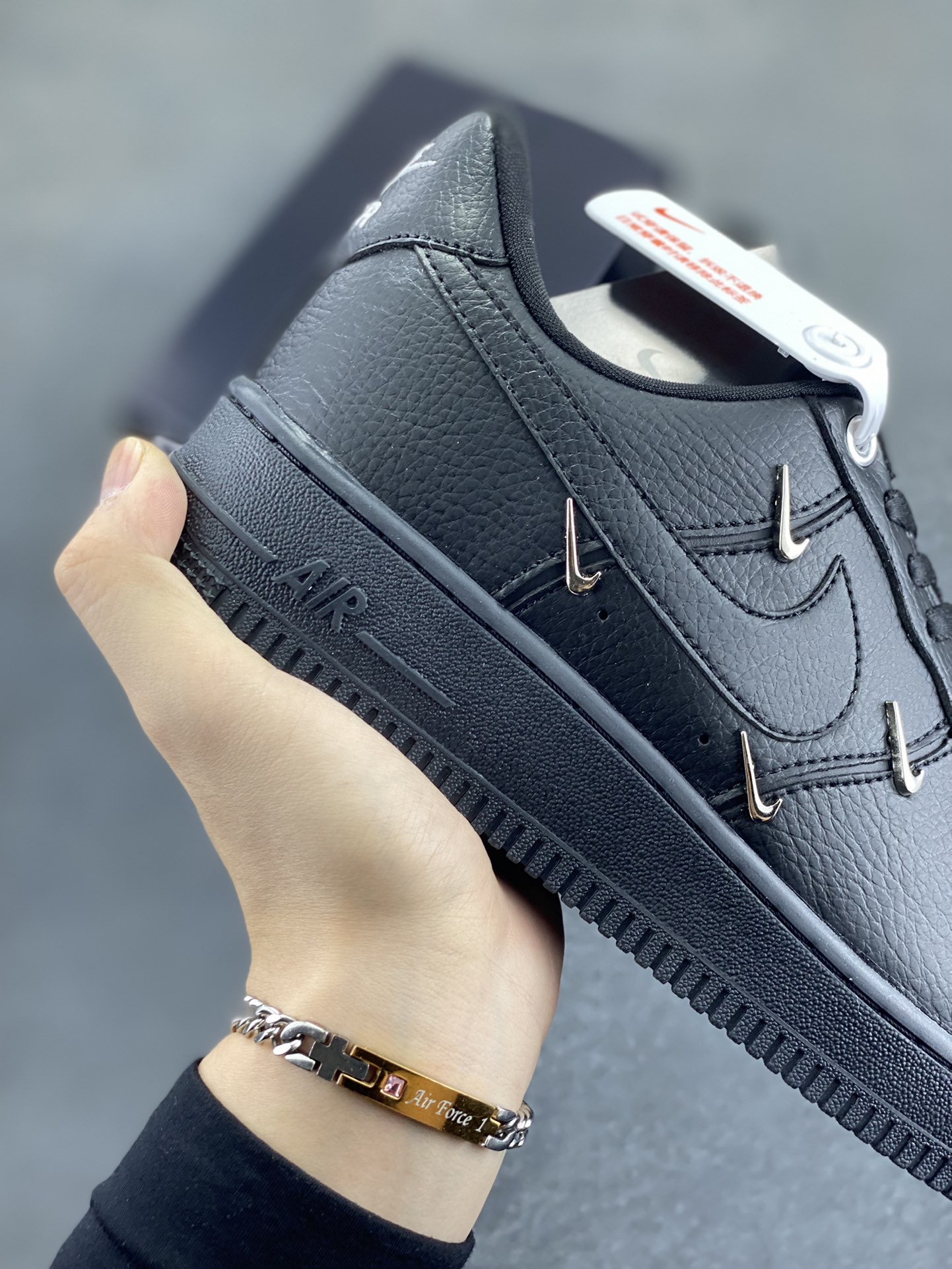 图片[6]-福利特价 Nike Air Force 1 Low 联名小银勾 空军一号低帮运动休闲板鞋 原楦头原纸板 打造纯正空军版型 专注外贸渠道 全掌内置蜂窝气垫 原盒配件 原厂中底钢印、拉帮完美 货号：HQ1180-001 尺码：36 36.5 37.5 38 38.5 39 40 40.5 41 42 42.5 43 44 44.5 45-选品中心