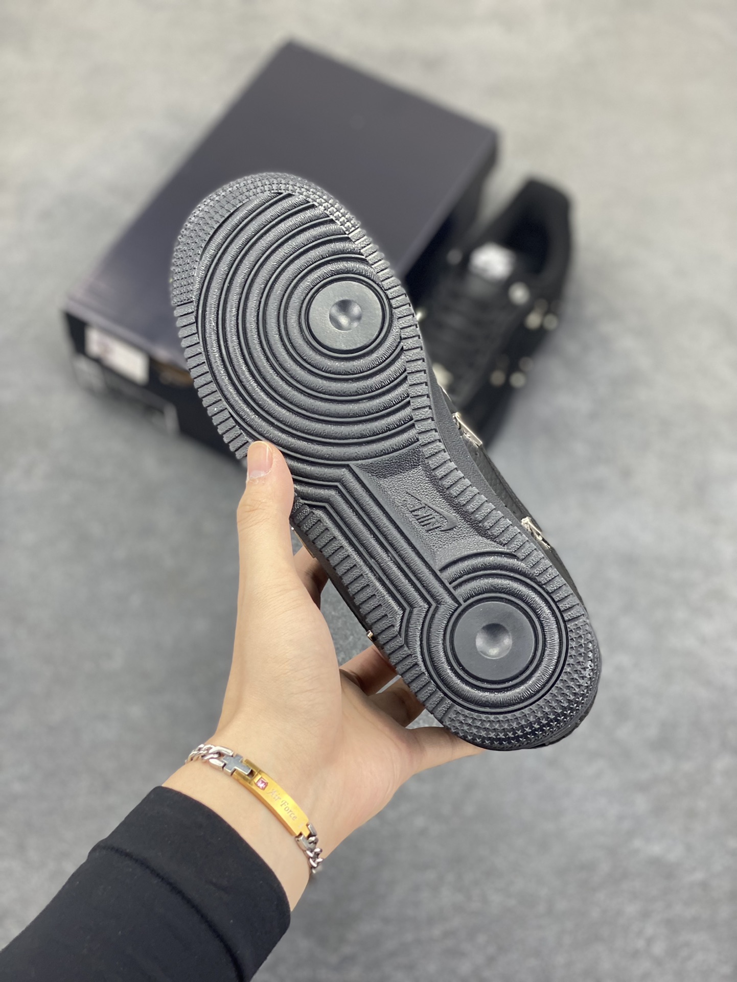 图片[5]-福利特价 Nike Air Force 1 Low 联名小银勾 空军一号低帮运动休闲板鞋 原楦头原纸板 打造纯正空军版型 专注外贸渠道 全掌内置蜂窝气垫 原盒配件 原厂中底钢印、拉帮完美 货号：HQ1180-001 尺码：36 36.5 37.5 38 38.5 39 40 40.5 41 42 42.5 43 44 44.5 45-选品中心