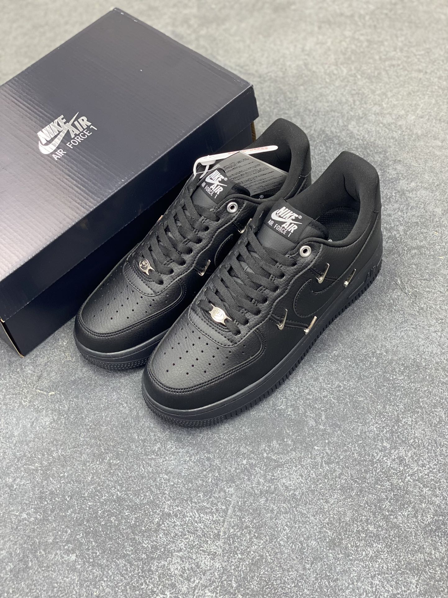 图片[8]-福利特价 Nike Air Force 1 Low 联名小银勾 空军一号低帮运动休闲板鞋 原楦头原纸板 打造纯正空军版型 专注外贸渠道 全掌内置蜂窝气垫 原盒配件 原厂中底钢印、拉帮完美 货号：HQ1180-001 尺码：36 36.5 37.5 38 38.5 39 40 40.5 41 42 42.5 43 44 44.5 45-选品中心