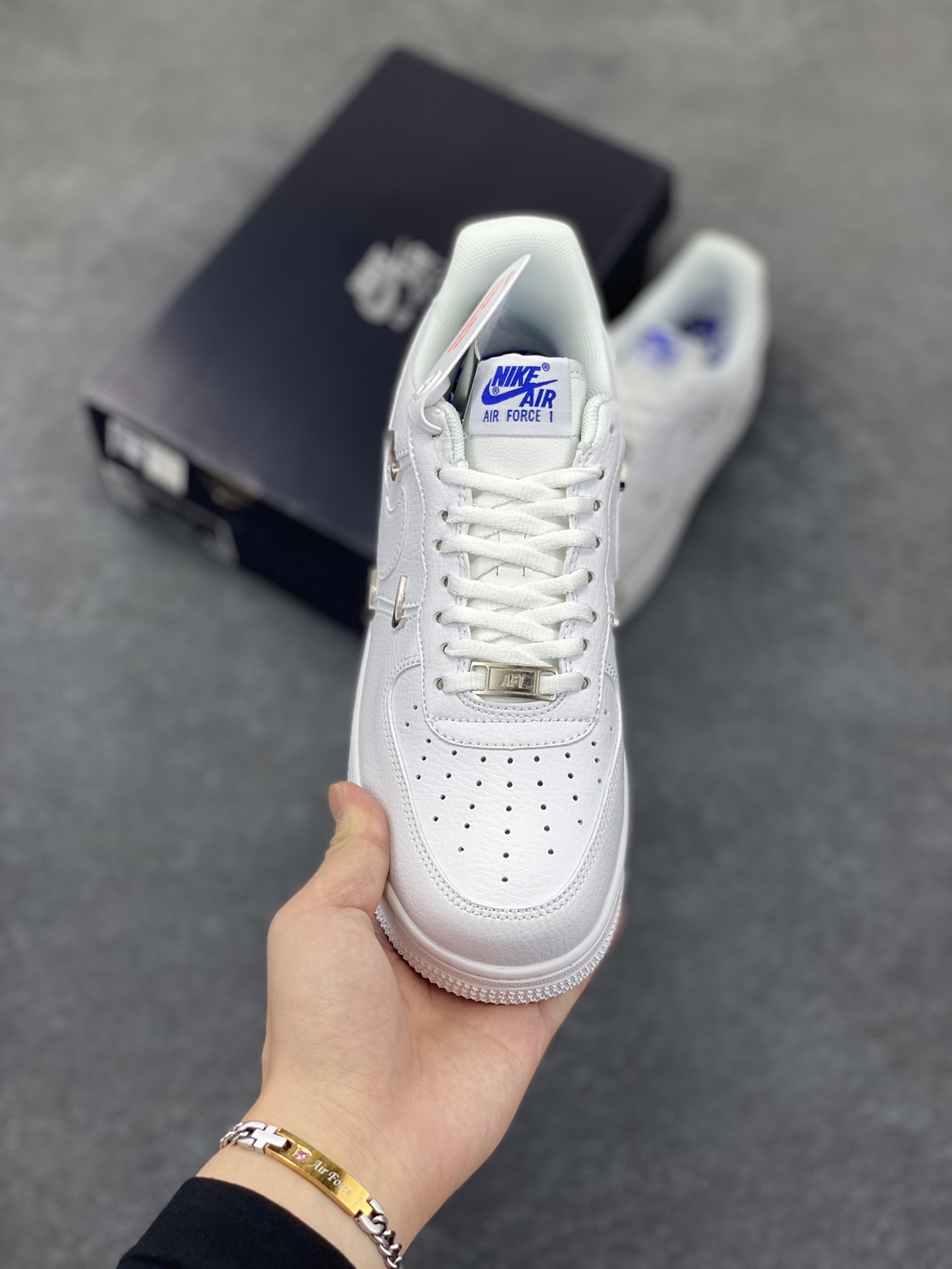 图片[2]-福利特价 Nike Air Force 1 Low 联名小银勾 空军一号低帮运动休闲板鞋 原楦头原纸板 打造纯正空军版型 专注外贸渠道 全掌内置蜂窝气垫 原盒配件 原厂中底钢印、拉帮完美 货号：CT1990-100 尺码：36 36.5 37.5 38 38.5 39 40 40.5 41 42 42.5 43 44 44.5 45-选品中心