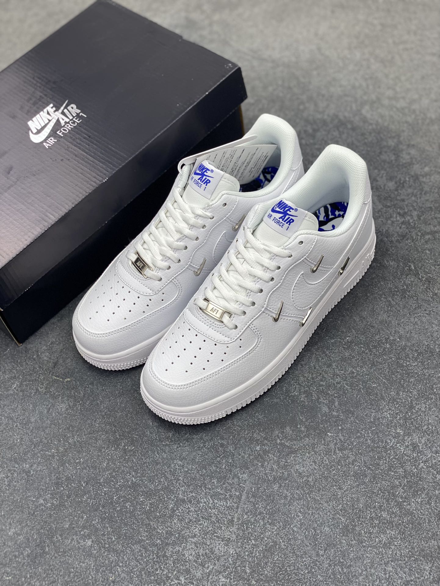 图片[8]-福利特价 Nike Air Force 1 Low 联名小银勾 空军一号低帮运动休闲板鞋 原楦头原纸板 打造纯正空军版型 专注外贸渠道 全掌内置蜂窝气垫 原盒配件 原厂中底钢印、拉帮完美 货号：CT1990-100 尺码：36 36.5 37.5 38 38.5 39 40 40.5 41 42 42.5 43 44 44.5 45-选品中心