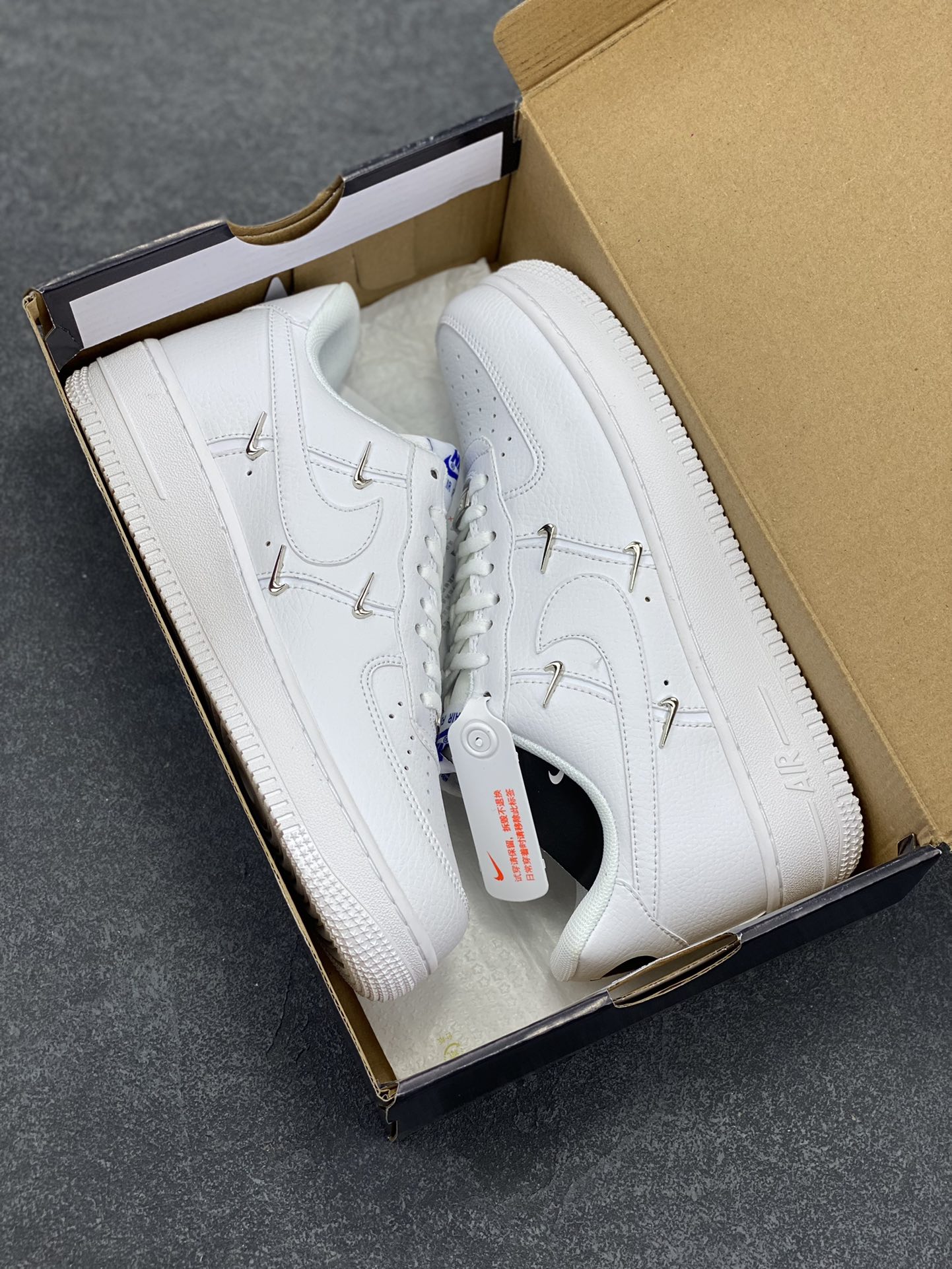 图片[9]-福利特价 Nike Air Force 1 Low 联名小银勾 空军一号低帮运动休闲板鞋 原楦头原纸板 打造纯正空军版型 专注外贸渠道 全掌内置蜂窝气垫 原盒配件 原厂中底钢印、拉帮完美 货号：CT1990-100 尺码：36 36.5 37.5 38 38.5 39 40 40.5 41 42 42.5 43 44 44.5 45-选品中心