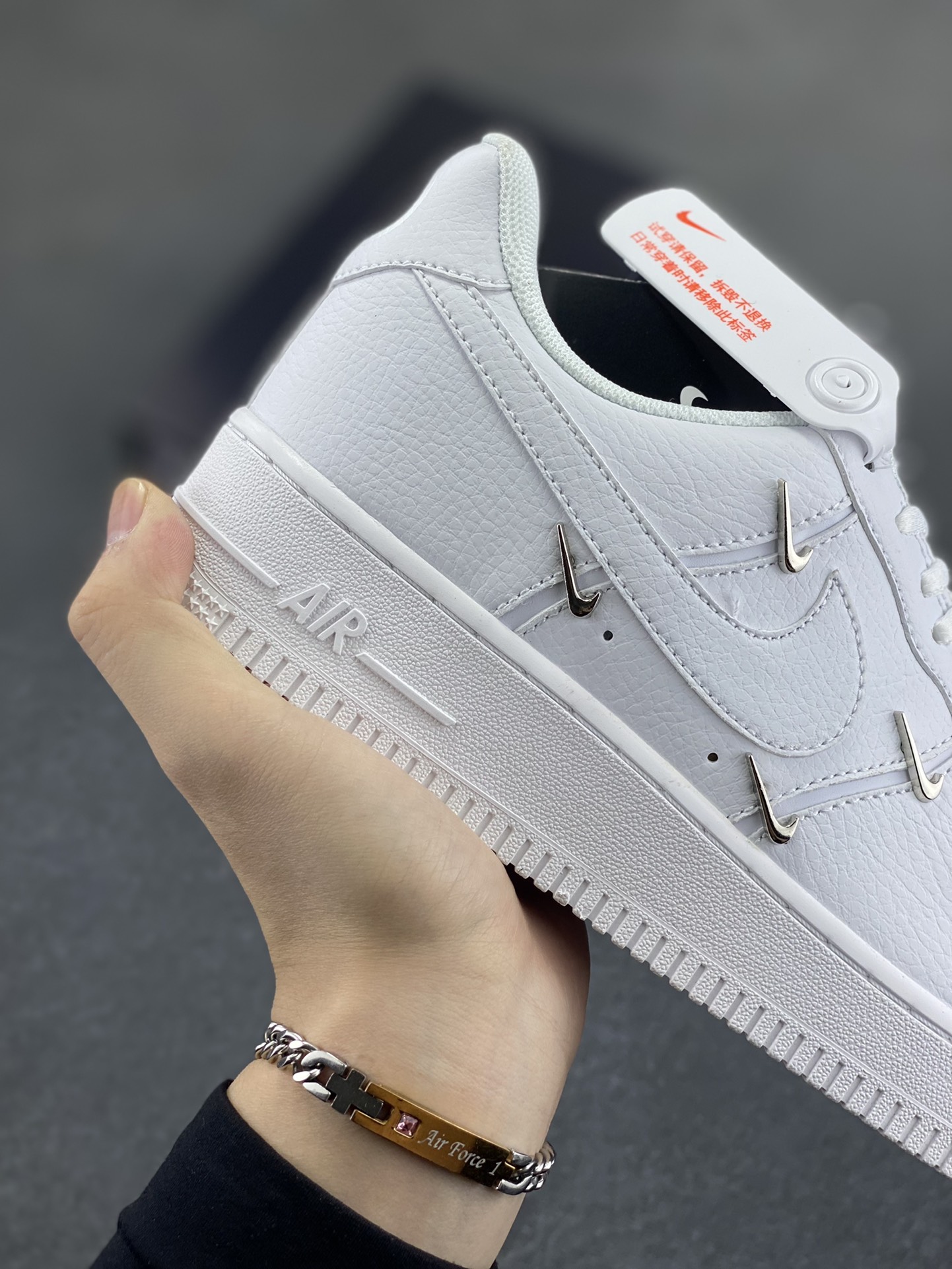 图片[6]-福利特价 Nike Air Force 1 Low 联名小银勾 空军一号低帮运动休闲板鞋 原楦头原纸板 打造纯正空军版型 专注外贸渠道 全掌内置蜂窝气垫 原盒配件 原厂中底钢印、拉帮完美 货号：CT1990-100 尺码：36 36.5 37.5 38 38.5 39 40 40.5 41 42 42.5 43 44 44.5 45-选品中心