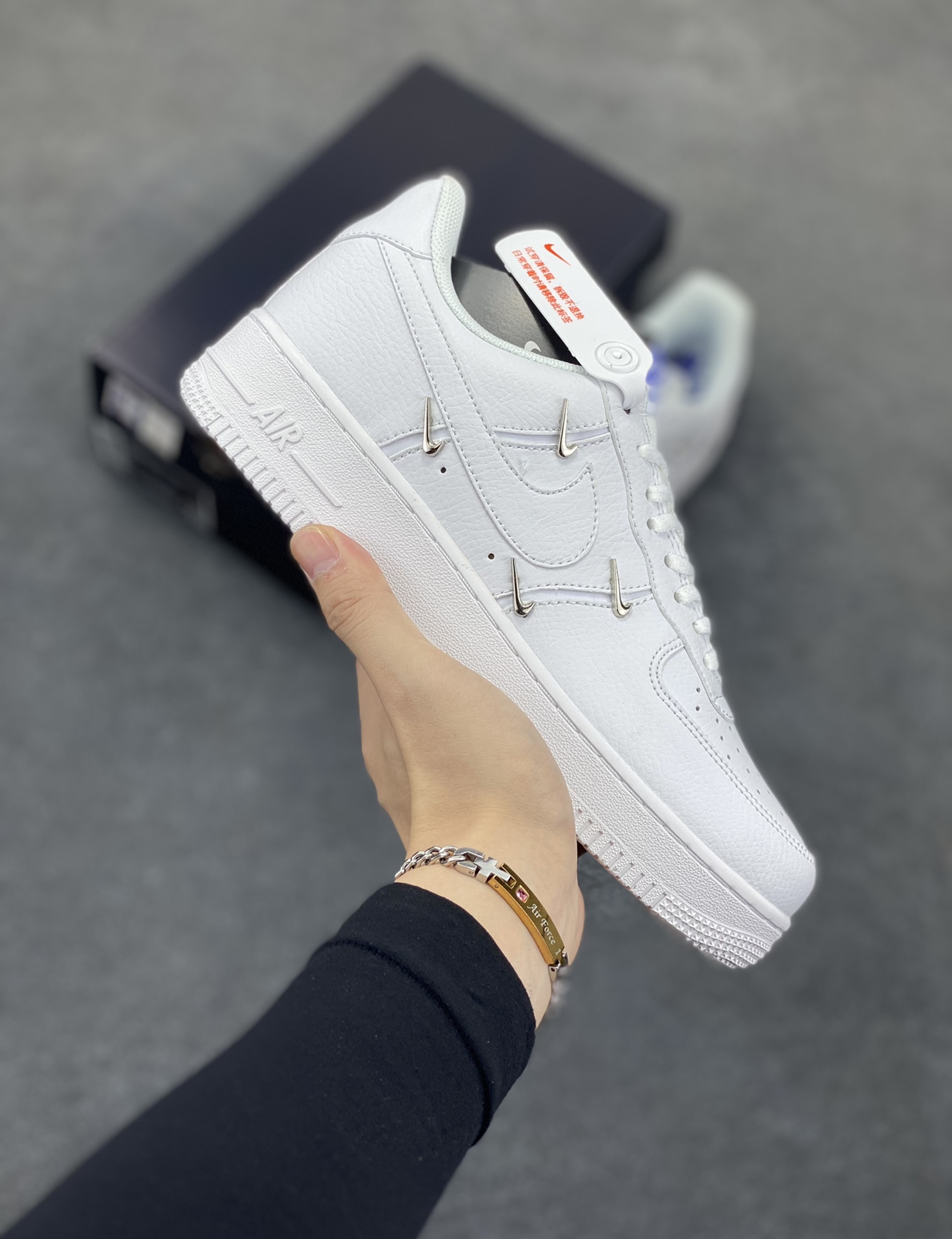福利特价 Nike Air Force 1 Low 联名小银勾 空军一号低帮运动休闲板鞋 原楦头原纸板 打造纯正空军版型 专注外贸渠道 全掌内置蜂窝气垫 原盒配件 原厂中底钢印、拉帮完美 货号:CT1990-100 尺码:36 36.5 37.5 38 38.5 39 40 40.5 41 42 42.5 43 44 44.5 45-选品中心