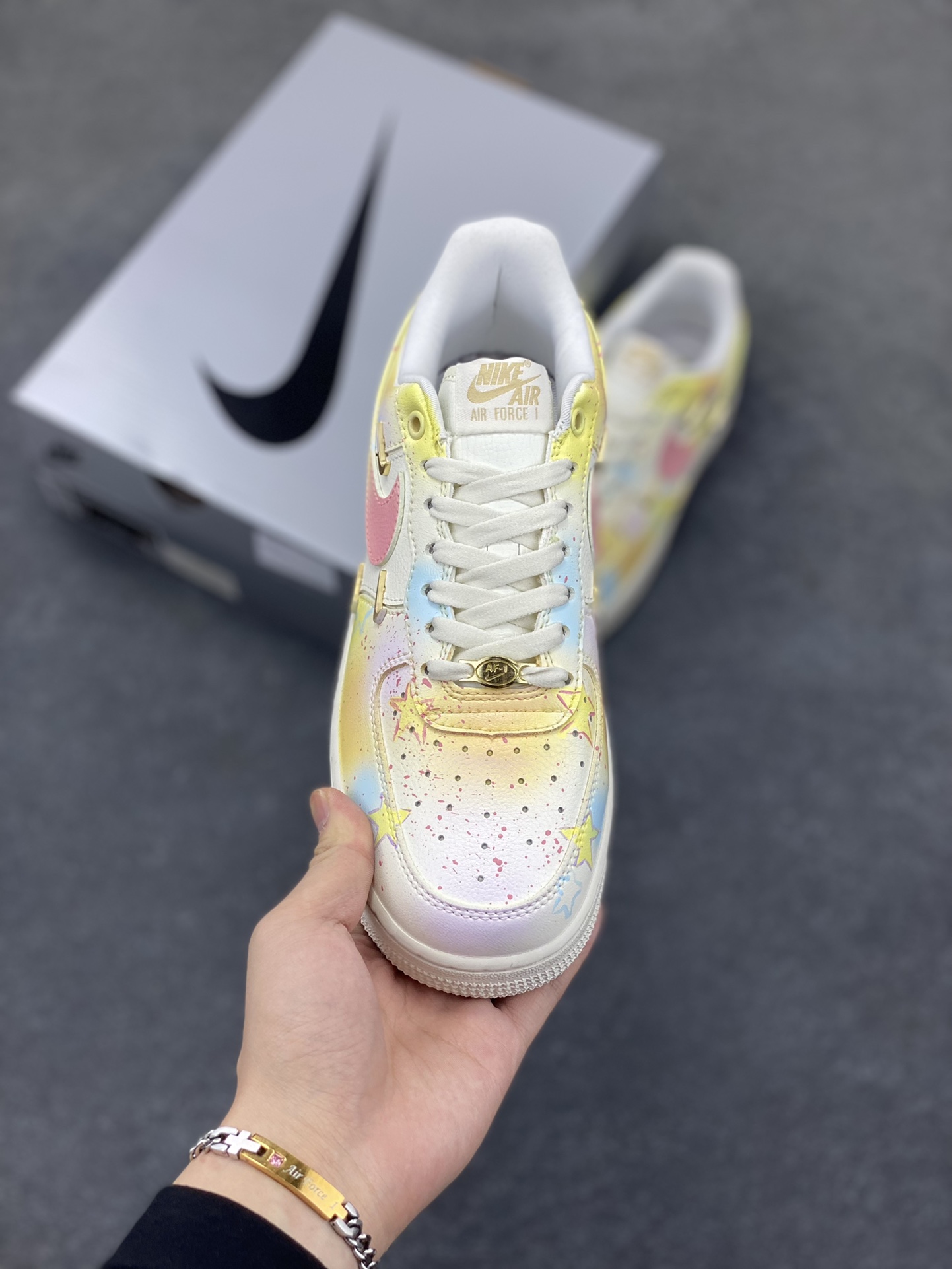 图片[2]-Nike Air Force 1 Low 小金勾涂鸦 空军一号低帮运动休闲板鞋 原楦头原纸板 打造纯正空军版型 专注外贸渠道 全掌内置蜂窝气垫 原盒配件 原厂中底钢印、拉帮完美 货号：FV3654-111 尺码：35.5 36 36.5 37.5 38 38.5 39 40-选品中心