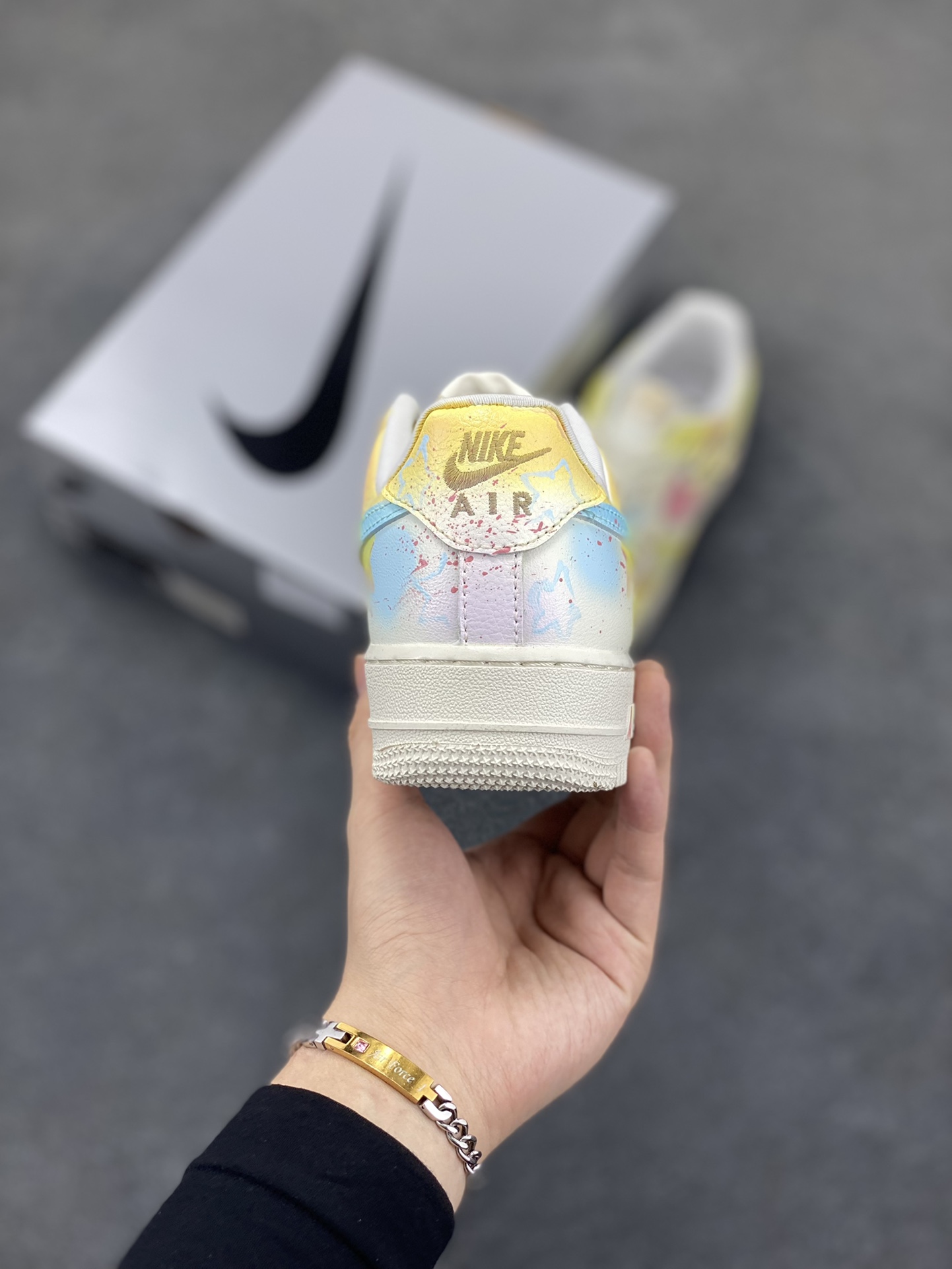 图片[4]-Nike Air Force 1 Low 小金勾涂鸦 空军一号低帮运动休闲板鞋 原楦头原纸板 打造纯正空军版型 专注外贸渠道 全掌内置蜂窝气垫 原盒配件 原厂中底钢印、拉帮完美 货号：FV3654-111 尺码：35.5 36 36.5 37.5 38 38.5 39 40-选品中心