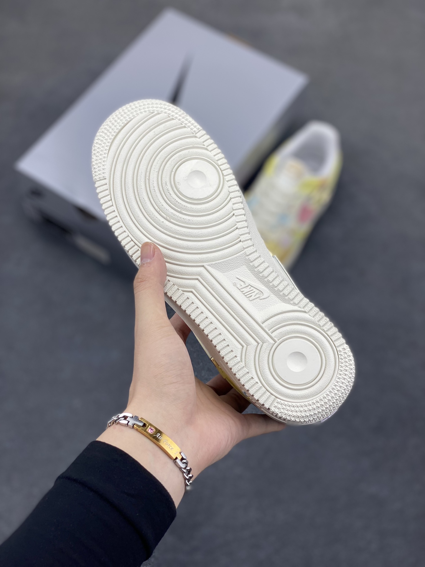 图片[5]-Nike Air Force 1 Low 小金勾涂鸦 空军一号低帮运动休闲板鞋 原楦头原纸板 打造纯正空军版型 专注外贸渠道 全掌内置蜂窝气垫 原盒配件 原厂中底钢印、拉帮完美 货号：FV3654-111 尺码：35.5 36 36.5 37.5 38 38.5 39 40-选品中心