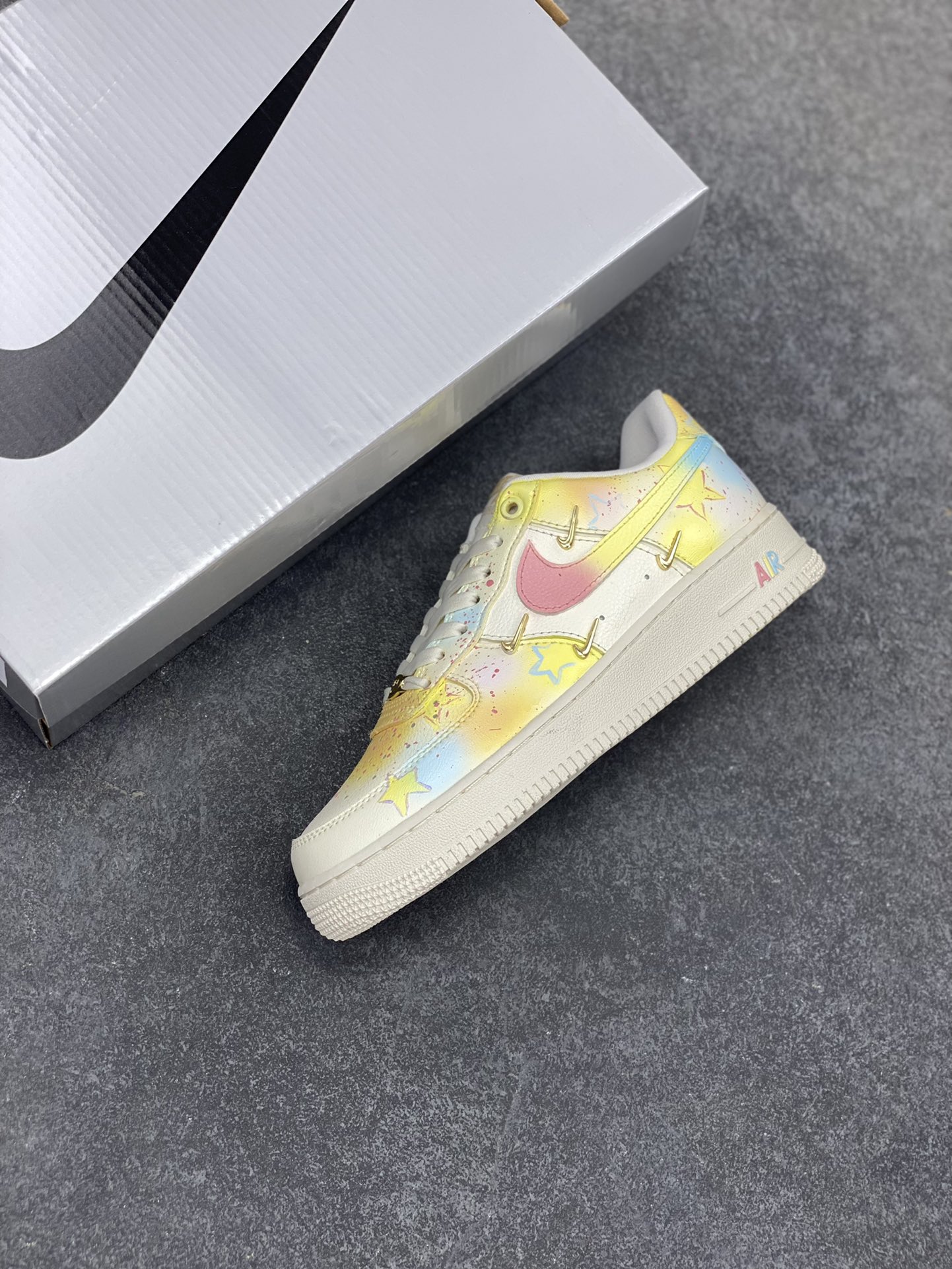 图片[7]-Nike Air Force 1 Low 小金勾涂鸦 空军一号低帮运动休闲板鞋 原楦头原纸板 打造纯正空军版型 专注外贸渠道 全掌内置蜂窝气垫 原盒配件 原厂中底钢印、拉帮完美 货号：FV3654-111 尺码：35.5 36 36.5 37.5 38 38.5 39 40-选品中心