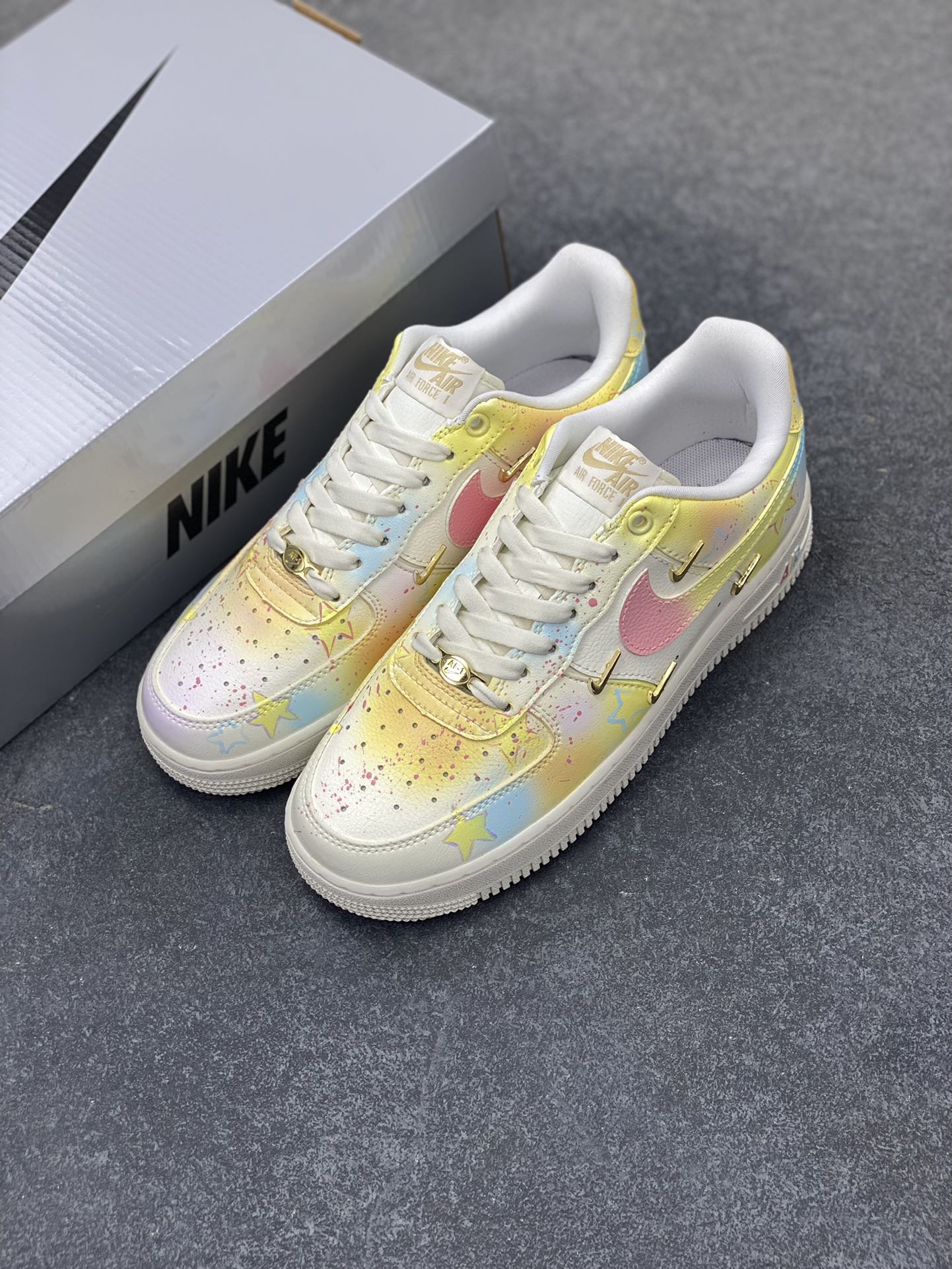 图片[8]-Nike Air Force 1 Low 小金勾涂鸦 空军一号低帮运动休闲板鞋 原楦头原纸板 打造纯正空军版型 专注外贸渠道 全掌内置蜂窝气垫 原盒配件 原厂中底钢印、拉帮完美 货号：FV3654-111 尺码：35.5 36 36.5 37.5 38 38.5 39 40-选品中心