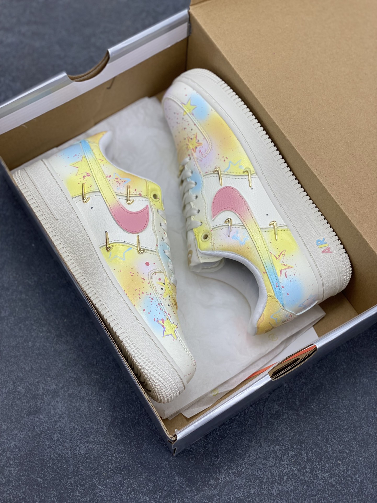 图片[9]-Nike Air Force 1 Low 小金勾涂鸦 空军一号低帮运动休闲板鞋 原楦头原纸板 打造纯正空军版型 专注外贸渠道 全掌内置蜂窝气垫 原盒配件 原厂中底钢印、拉帮完美 货号：FV3654-111 尺码：35.5 36 36.5 37.5 38 38.5 39 40-选品中心