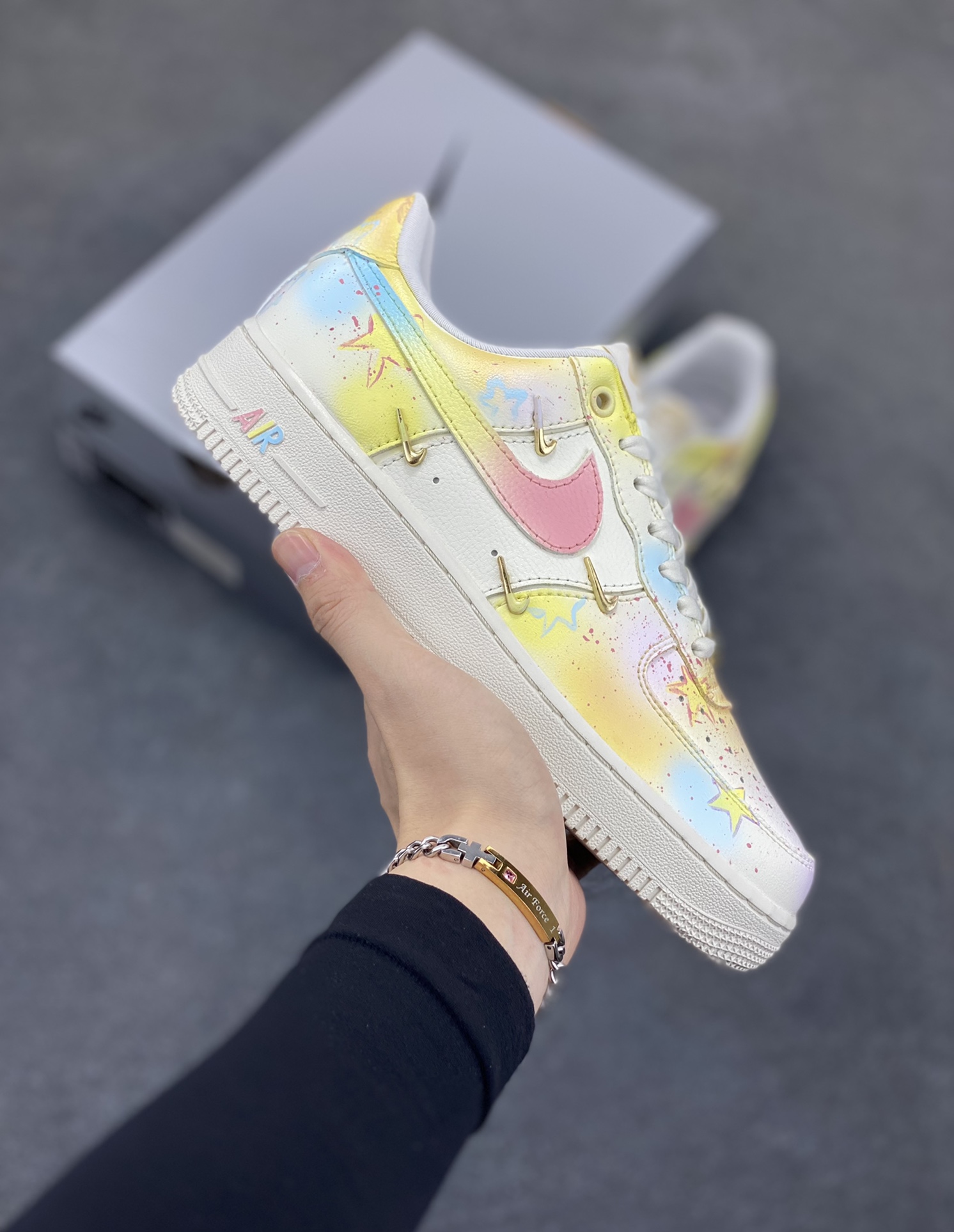 Nike Air Force 1 Low 小金勾涂鸦 空军一号低帮运动休闲板鞋 原楦头原纸板 打造纯正空军版型 专注外贸渠道 全掌内置蜂窝气垫 原盒配件 原厂中底钢印、拉帮完美 货号:FV3654-111 尺码:35.5 36 36.5 37.5 38 38.5 39 40-选品中心