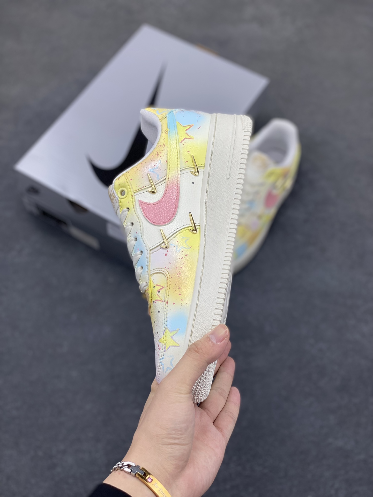 图片[3]-Nike Air Force 1 Low 小金勾涂鸦 空军一号低帮运动休闲板鞋 原楦头原纸板 打造纯正空军版型 专注外贸渠道 全掌内置蜂窝气垫 原盒配件 原厂中底钢印、拉帮完美 货号：FV3654-111 尺码：35.5 36 36.5 37.5 38 38.5 39 40-选品中心