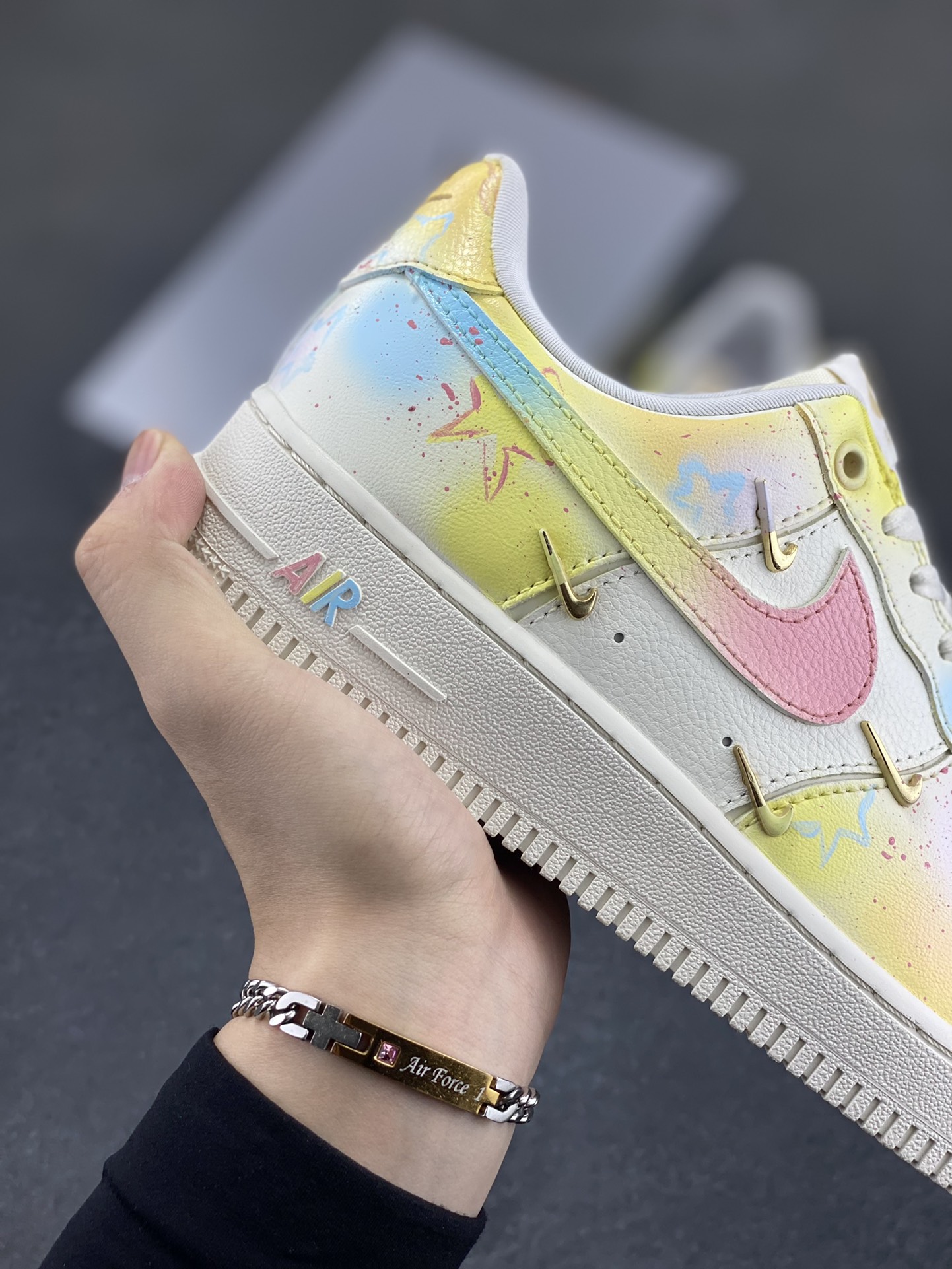 图片[6]-Nike Air Force 1 Low 小金勾涂鸦 空军一号低帮运动休闲板鞋 原楦头原纸板 打造纯正空军版型 专注外贸渠道 全掌内置蜂窝气垫 原盒配件 原厂中底钢印、拉帮完美 货号：FV3654-111 尺码：35.5 36 36.5 37.5 38 38.5 39 40-选品中心