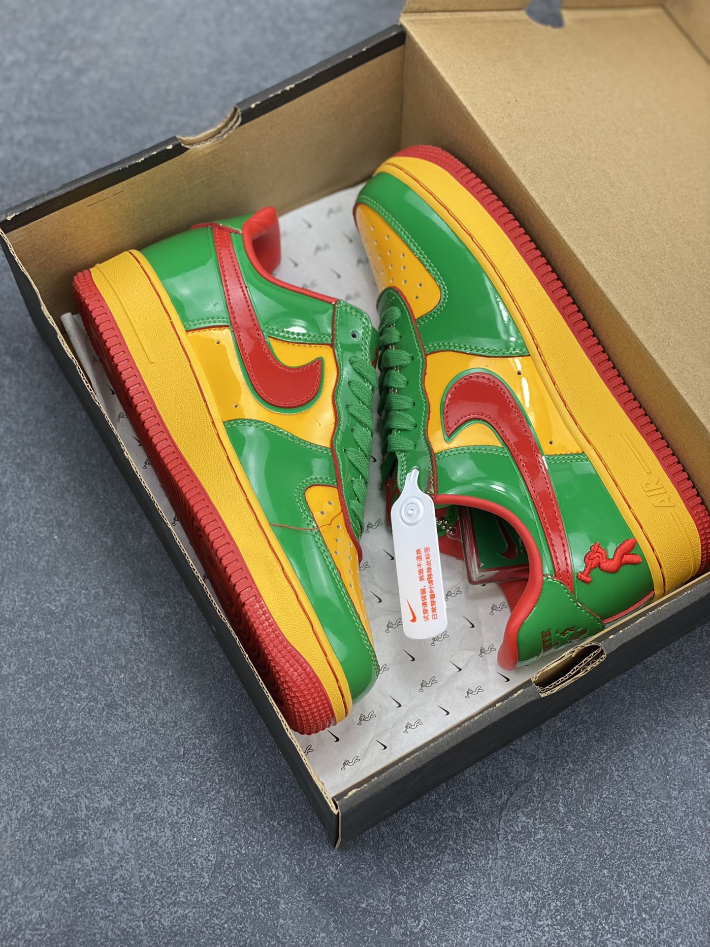 图片[9]-Nike Air Force 1 Low 镜面绿金红 空军一号低帮运动休闲板鞋 原楦头原纸板 打造纯正空军版型#专注外贸渠道 全掌内置蜂窝气垫 #原盒配件 原厂中底钢印、拉帮完美 货号：IH4383-300 尺码：36 36.5 37.5 38 38.5 39 40 40.5 41 42 42.5 43 44 44.5 45-选品中心