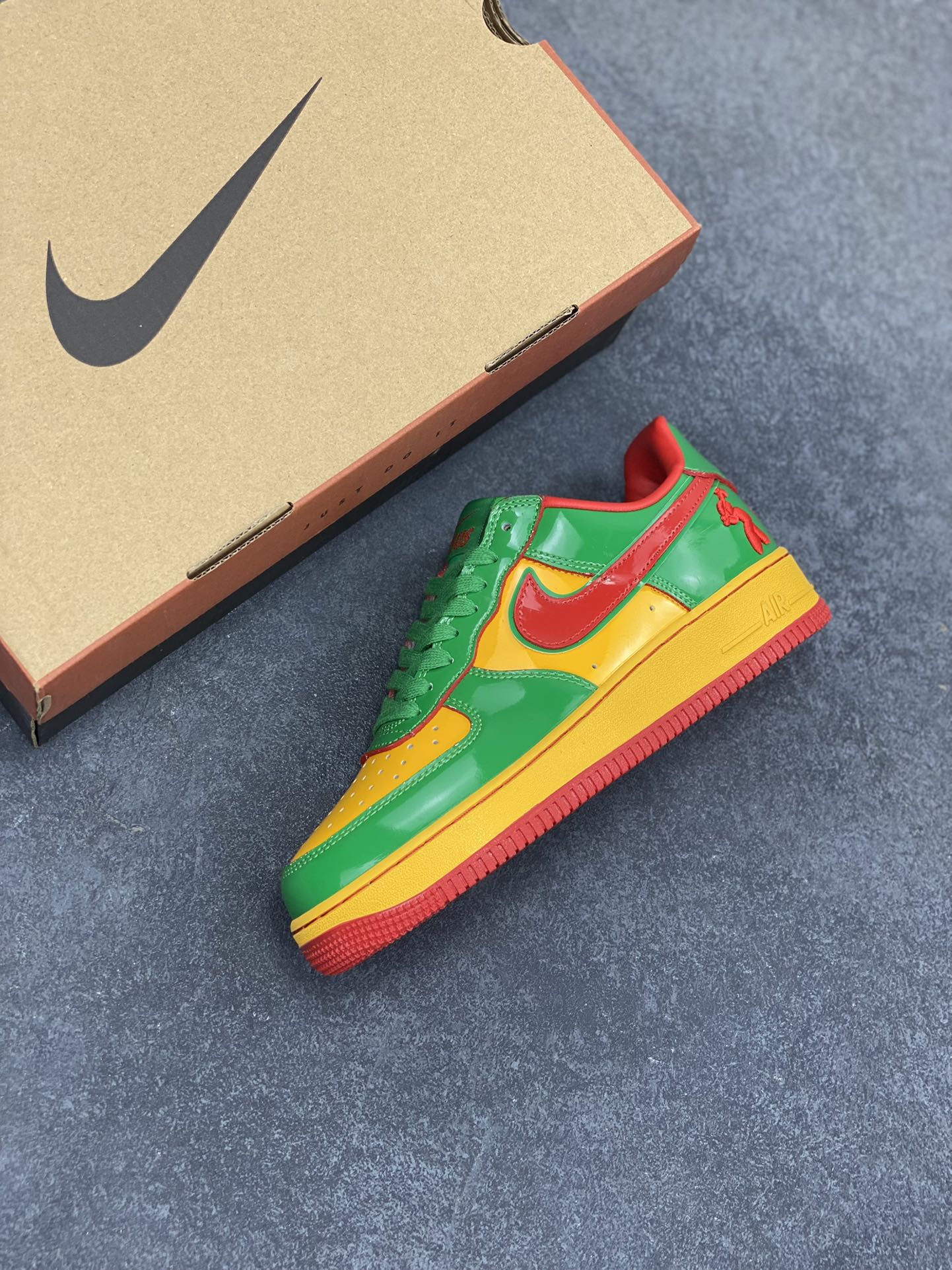 图片[7]-Nike Air Force 1 Low 镜面绿金红 空军一号低帮运动休闲板鞋 原楦头原纸板 打造纯正空军版型#专注外贸渠道 全掌内置蜂窝气垫 #原盒配件 原厂中底钢印、拉帮完美 货号：IH4383-300 尺码：36 36.5 37.5 38 38.5 39 40 40.5 41 42 42.5 43 44 44.5 45-选品中心