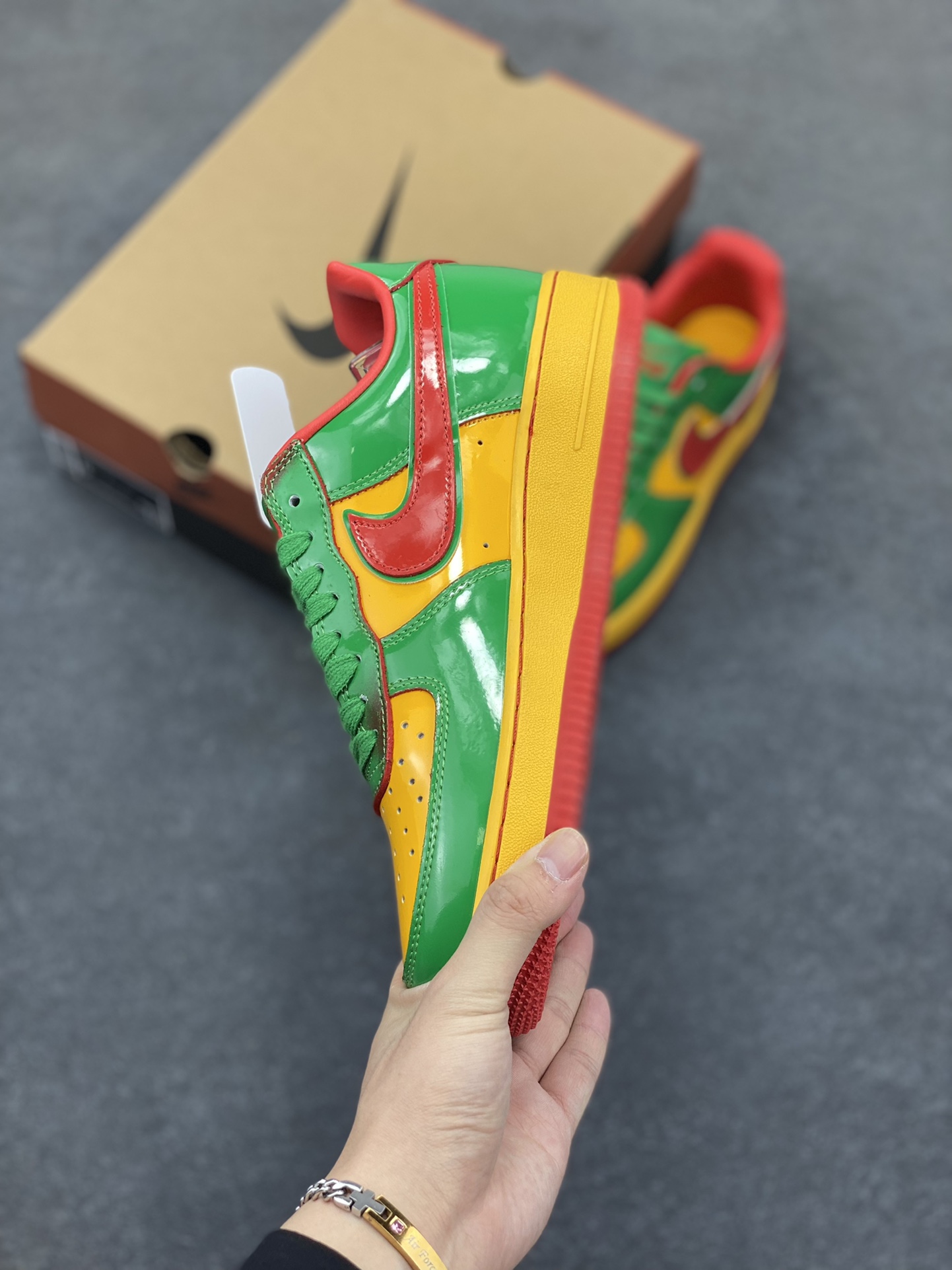 图片[3]-Nike Air Force 1 Low 镜面绿金红 空军一号低帮运动休闲板鞋 原楦头原纸板 打造纯正空军版型#专注外贸渠道 全掌内置蜂窝气垫 #原盒配件 原厂中底钢印、拉帮完美 货号：IH4383-300 尺码：36 36.5 37.5 38 38.5 39 40 40.5 41 42 42.5 43 44 44.5 45-选品中心