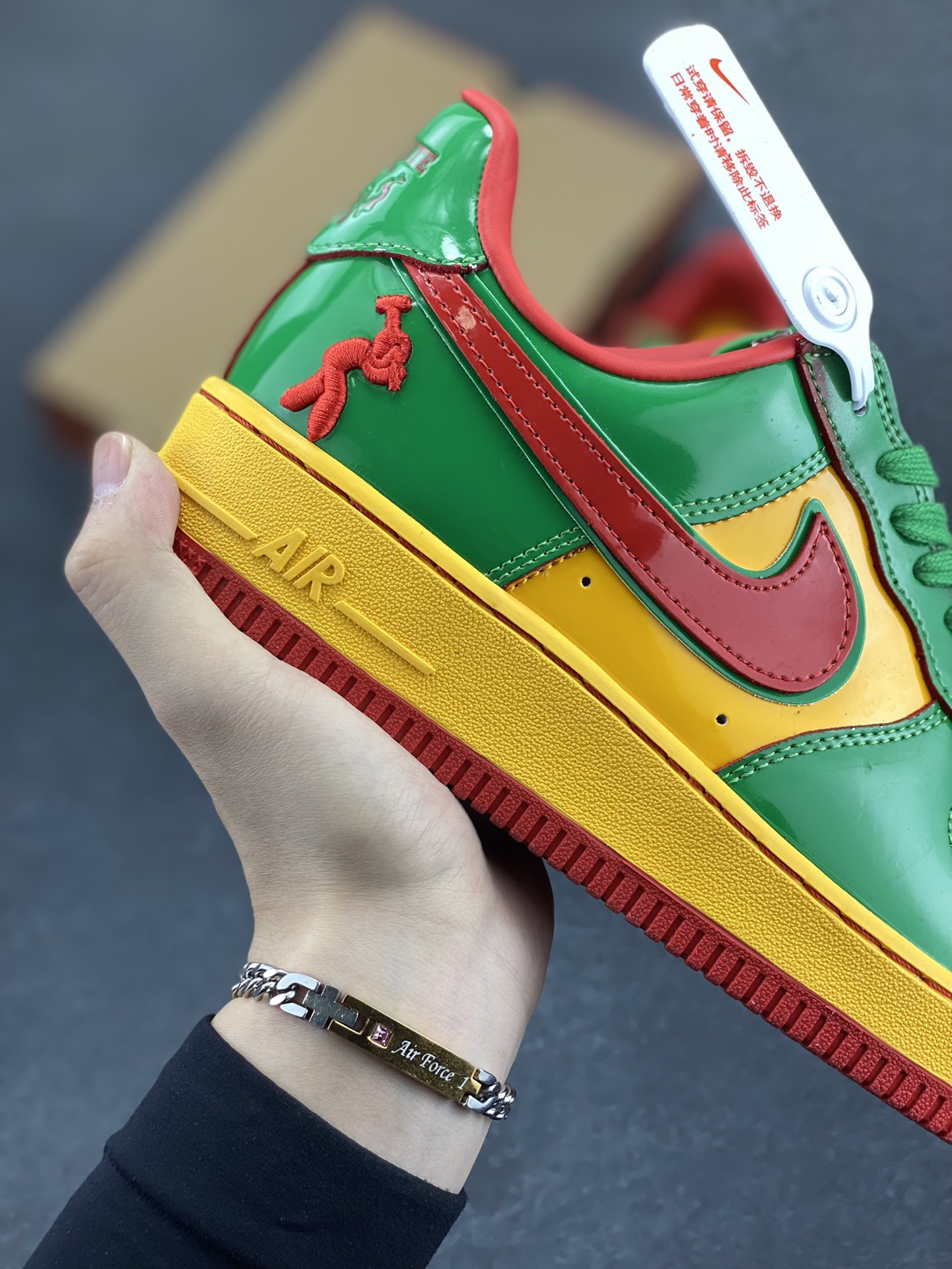 图片[6]-Nike Air Force 1 Low 镜面绿金红 空军一号低帮运动休闲板鞋 原楦头原纸板 打造纯正空军版型#专注外贸渠道 全掌内置蜂窝气垫 #原盒配件 原厂中底钢印、拉帮完美 货号：IH4383-300 尺码：36 36.5 37.5 38 38.5 39 40 40.5 41 42 42.5 43 44 44.5 45-选品中心