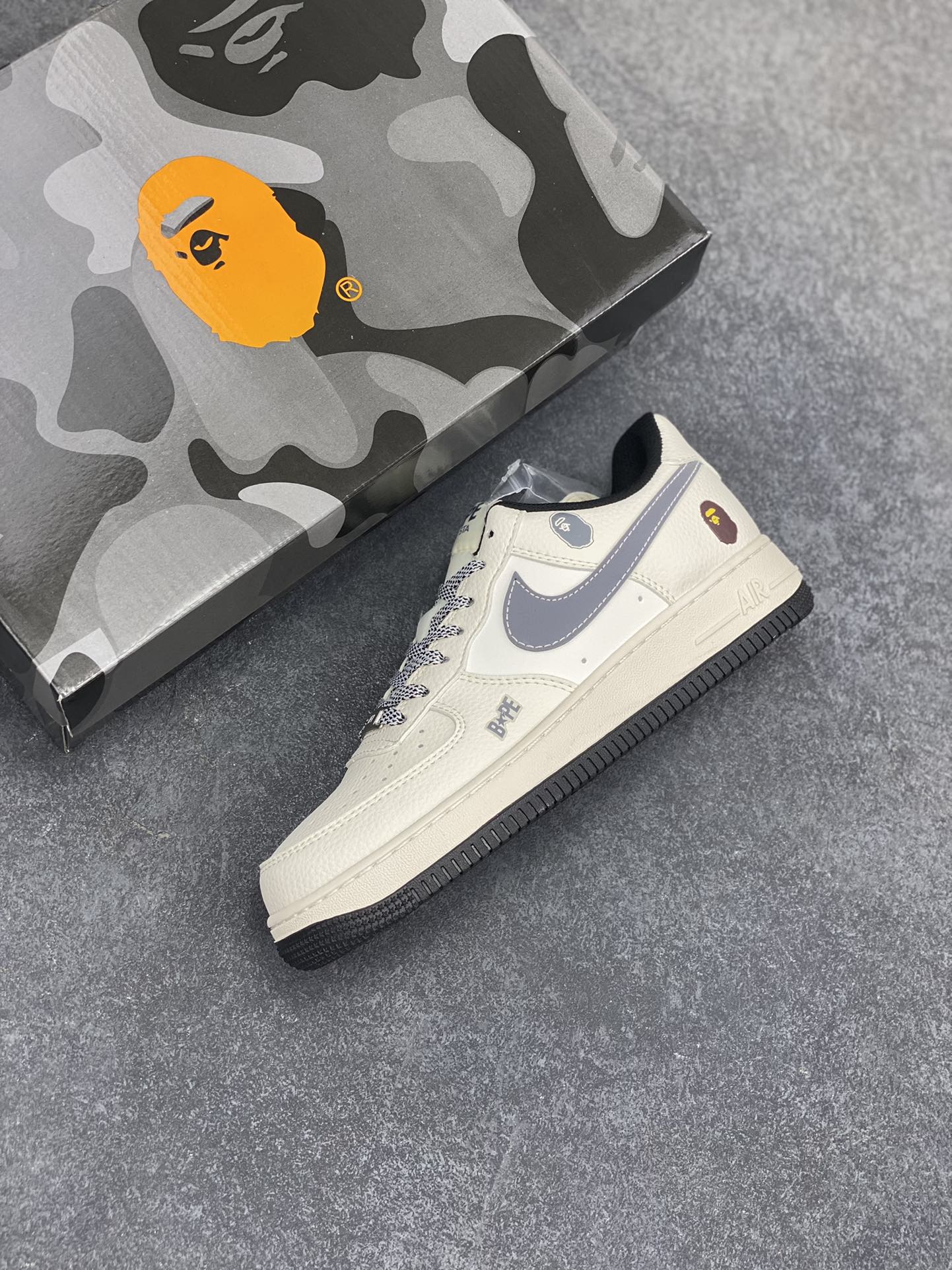 图片[7]-NIke Air Force 1 \’07 Low “Bape猿人头联名——白黑”空军一号 低帮 运动鞋 休闲鞋 折边针车 工艺难度大 原楦头原纸板 原装鞋盒 定制五金配件 内置全掌气垫 原厂鞋底 货号：HS8068-009 尺码：36 36.5 37.5 38 38.5 39 40 40.5 41 42 42.5 43 44 44.5 45-选品中心