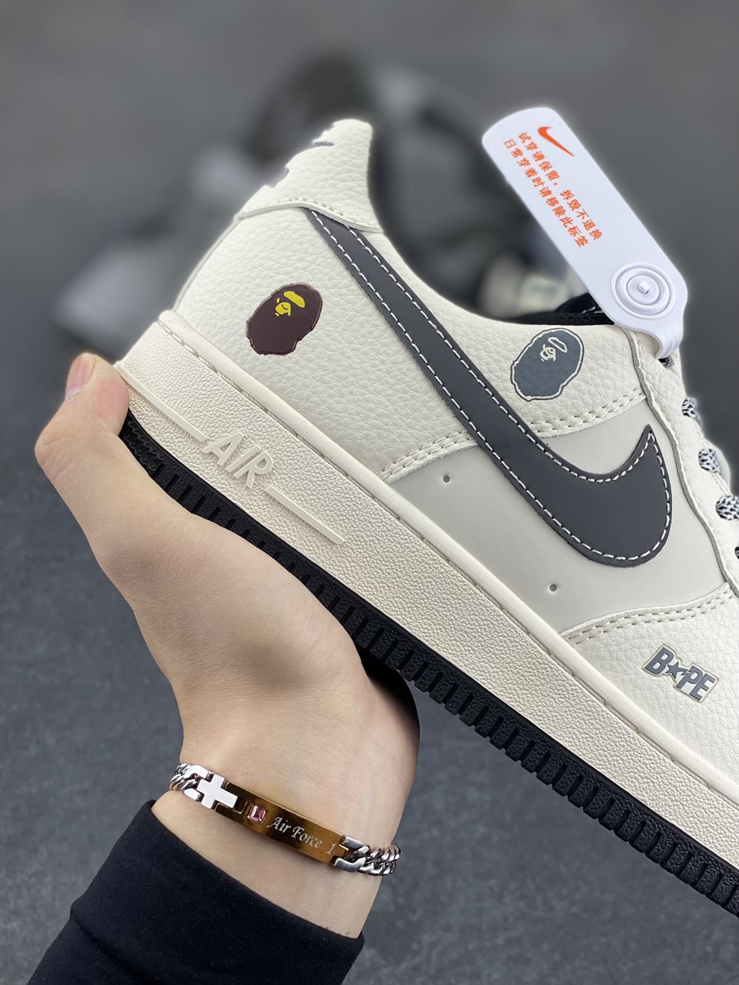 图片[6]-NIke Air Force 1 \’07 Low “Bape猿人头联名——白黑”空军一号 低帮 运动鞋 休闲鞋 折边针车 工艺难度大 原楦头原纸板 原装鞋盒 定制五金配件 内置全掌气垫 原厂鞋底 货号：HS8068-009 尺码：36 36.5 37.5 38 38.5 39 40 40.5 41 42 42.5 43 44 44.5 45-选品中心