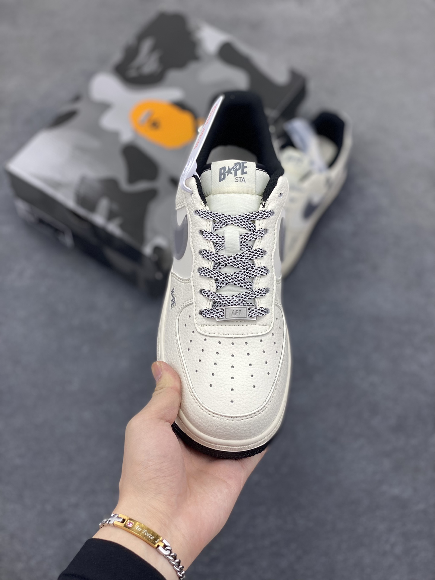 图片[2]-NIke Air Force 1 \’07 Low “Bape猿人头联名——白黑”空军一号 低帮 运动鞋 休闲鞋 折边针车 工艺难度大 原楦头原纸板 原装鞋盒 定制五金配件 内置全掌气垫 原厂鞋底 货号：HS8068-009 尺码：36 36.5 37.5 38 38.5 39 40 40.5 41 42 42.5 43 44 44.5 45-选品中心