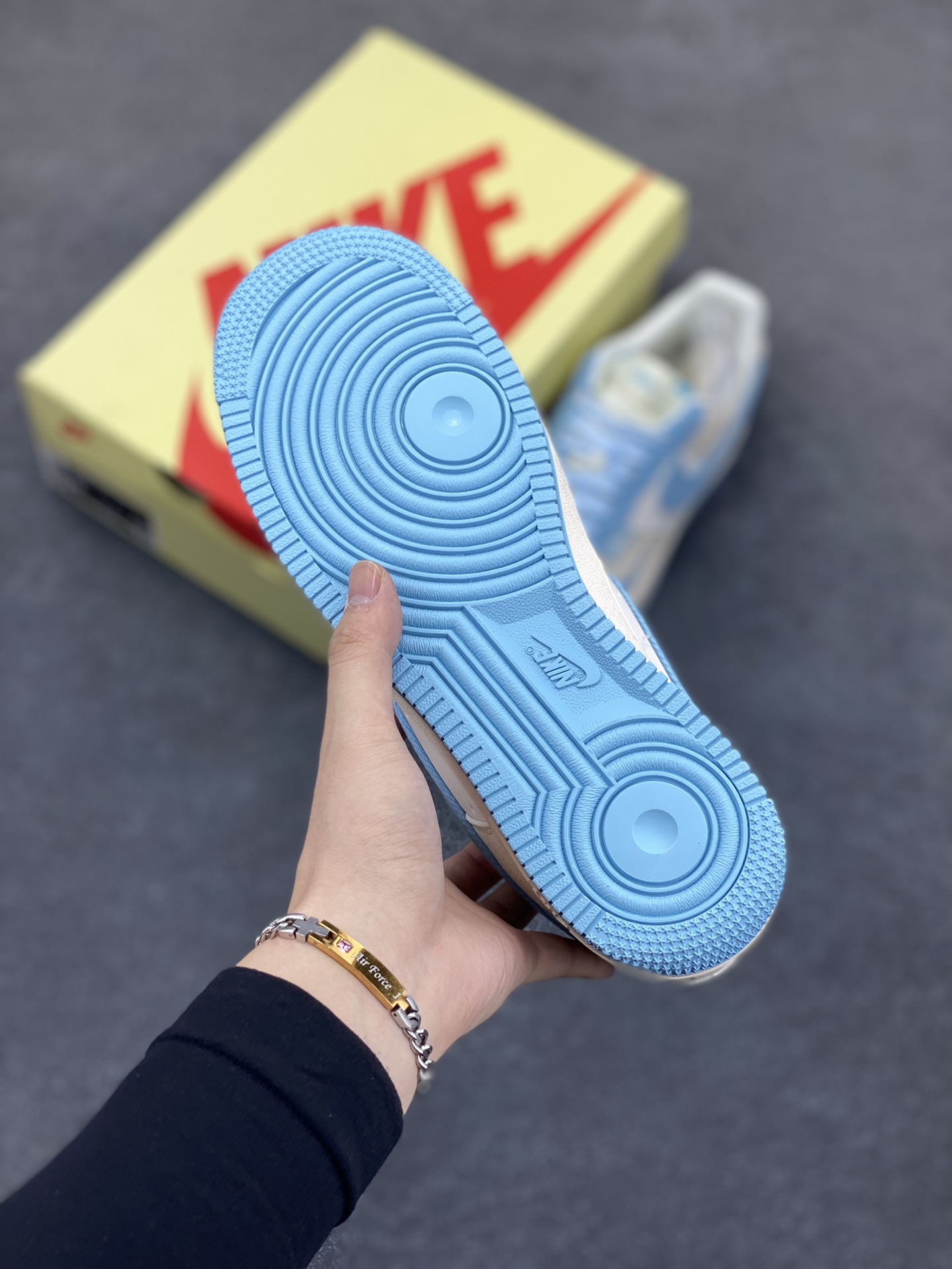 图片[5]-NIke Air Force 1 \’07 Low “Stussy斯图西联名——白天蓝”空军一号 低帮 运动鞋 休闲鞋 折边针车 工艺难度大 原楦头原纸板 原装鞋盒 定制五金配件 内置全掌气垫 原厂鞋底 货号：HS8068-013 尺码：36 36.5 37.5 38 38.5 39 40 40.5 41 42 42.5 43 44 44.5 45-选品中心