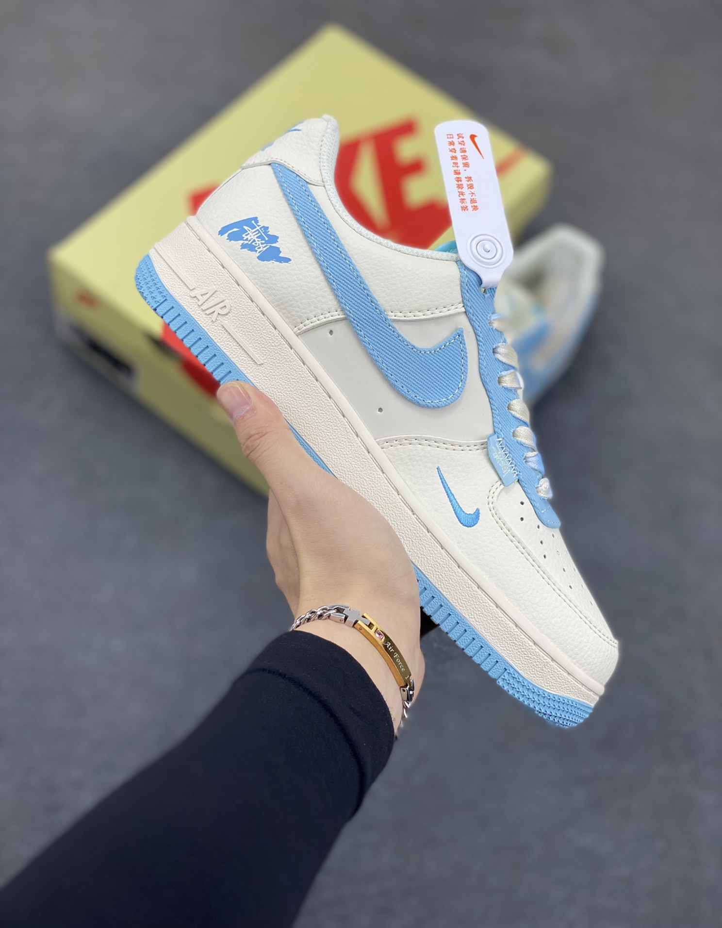 NIke Air Force 1 \’07 Low “Stussy斯图西联名——白天蓝”空军一号 低帮 运动鞋 休闲鞋 折边针车 工艺难度大 原楦头原纸板 原装鞋盒 定制五金配件 内置全掌气垫 原厂鞋底 货号:HS8068-013 尺码:36 36.5 37.5 38 38.5 39 40 40.5 41 42 42.5 43 44 44.5 45-选品中心