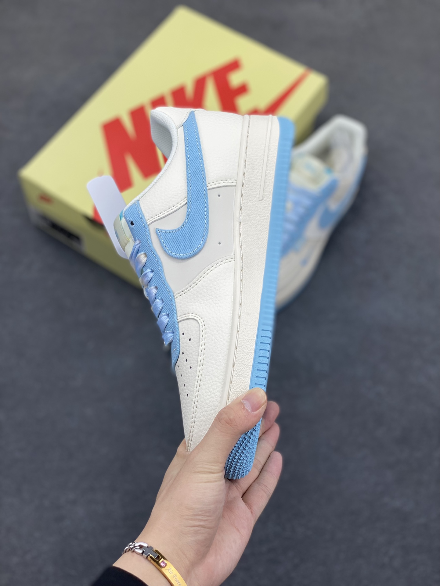 图片[3]-NIke Air Force 1 \’07 Low “Stussy斯图西联名——白天蓝”空军一号 低帮 运动鞋 休闲鞋 折边针车 工艺难度大 原楦头原纸板 原装鞋盒 定制五金配件 内置全掌气垫 原厂鞋底 货号：HS8068-013 尺码：36 36.5 37.5 38 38.5 39 40 40.5 41 42 42.5 43 44 44.5 45-选品中心