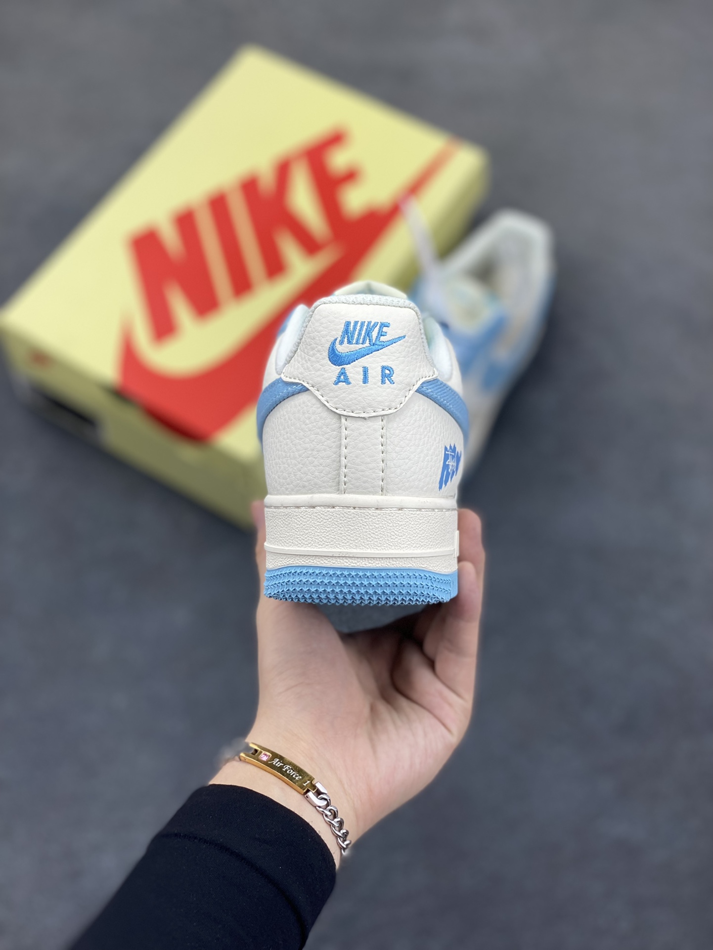 图片[4]-NIke Air Force 1 \’07 Low “Stussy斯图西联名——白天蓝”空军一号 低帮 运动鞋 休闲鞋 折边针车 工艺难度大 原楦头原纸板 原装鞋盒 定制五金配件 内置全掌气垫 原厂鞋底 货号：HS8068-013 尺码：36 36.5 37.5 38 38.5 39 40 40.5 41 42 42.5 43 44 44.5 45-选品中心