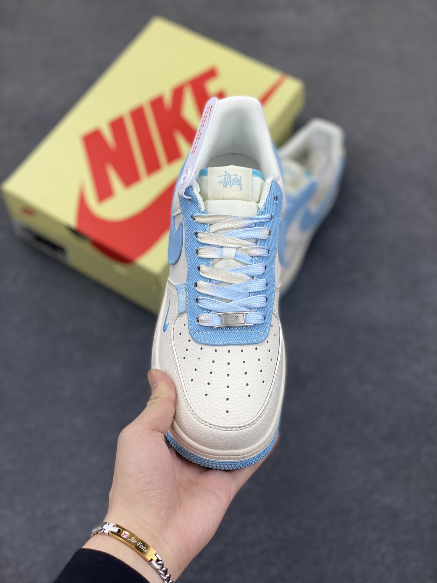 图片[2]-NIke Air Force 1 \’07 Low “Stussy斯图西联名——白天蓝”空军一号 低帮 运动鞋 休闲鞋 折边针车 工艺难度大 原楦头原纸板 原装鞋盒 定制五金配件 内置全掌气垫 原厂鞋底 货号：HS8068-013 尺码：36 36.5 37.5 38 38.5 39 40 40.5 41 42 42.5 43 44 44.5 45-选品中心