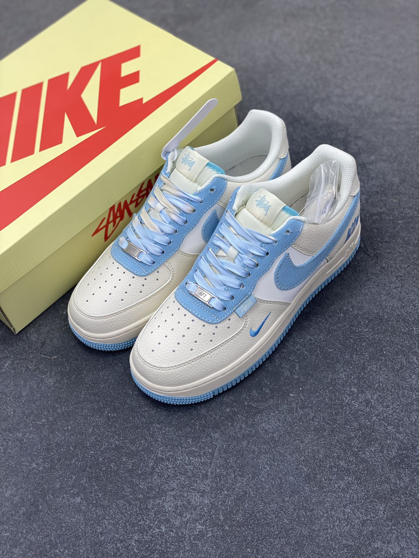 图片[8]-NIke Air Force 1 \’07 Low “Stussy斯图西联名——白天蓝”空军一号 低帮 运动鞋 休闲鞋 折边针车 工艺难度大 原楦头原纸板 原装鞋盒 定制五金配件 内置全掌气垫 原厂鞋底 货号：HS8068-013 尺码：36 36.5 37.5 38 38.5 39 40 40.5 41 42 42.5 43 44 44.5 45-选品中心