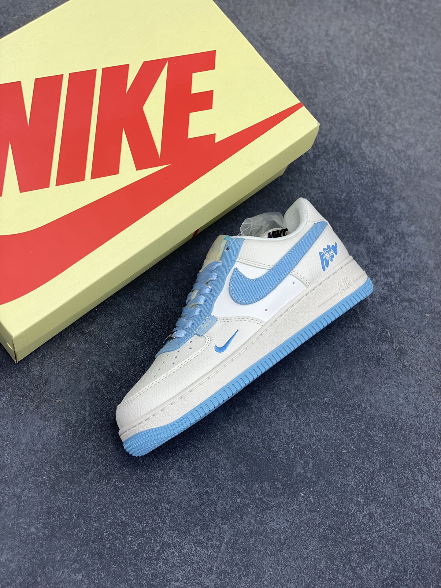 图片[7]-NIke Air Force 1 \’07 Low “Stussy斯图西联名——白天蓝”空军一号 低帮 运动鞋 休闲鞋 折边针车 工艺难度大 原楦头原纸板 原装鞋盒 定制五金配件 内置全掌气垫 原厂鞋底 货号：HS8068-013 尺码：36 36.5 37.5 38 38.5 39 40 40.5 41 42 42.5 43 44 44.5 45-选品中心