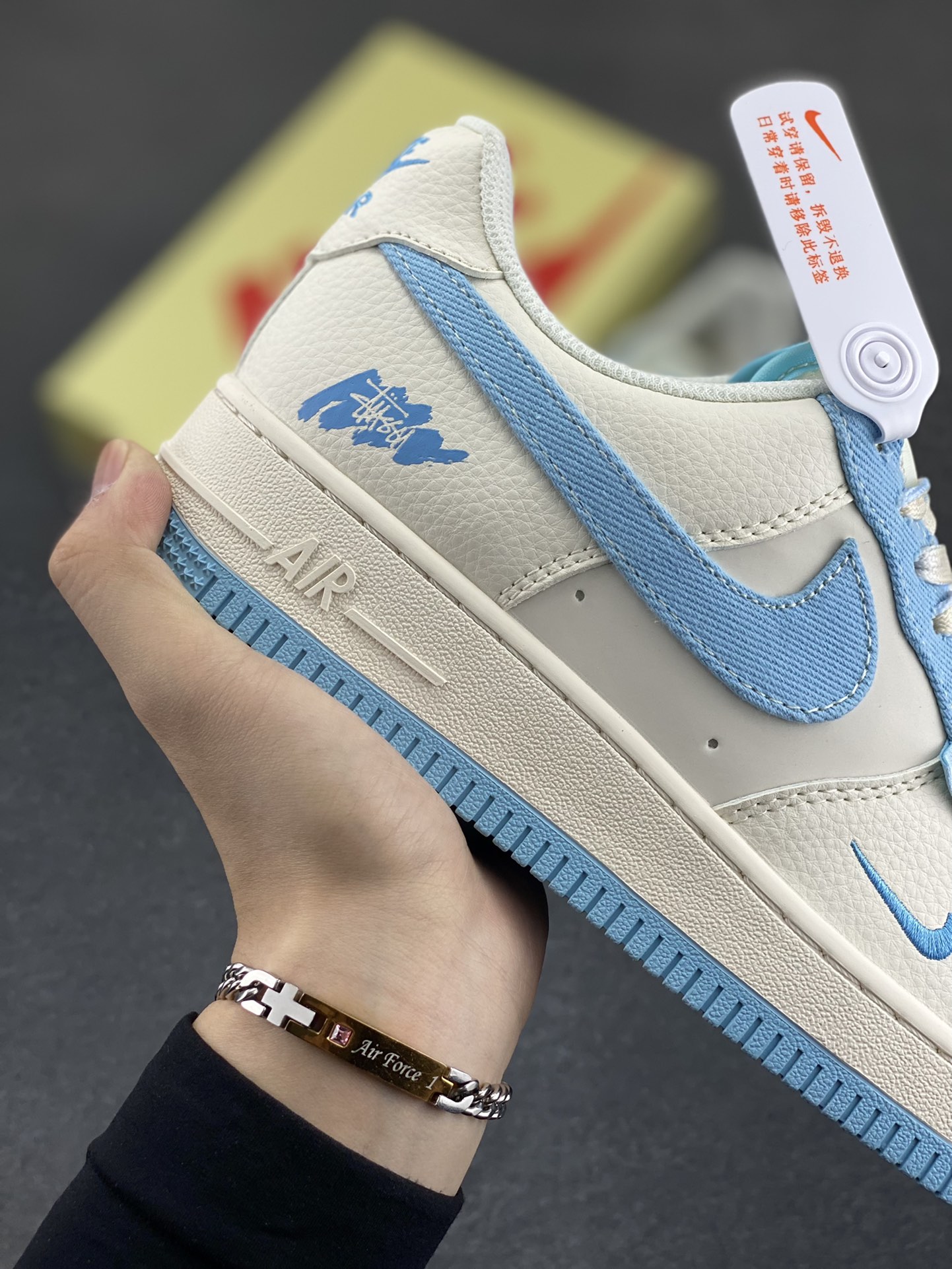图片[6]-NIke Air Force 1 \’07 Low “Stussy斯图西联名——白天蓝”空军一号 低帮 运动鞋 休闲鞋 折边针车 工艺难度大 原楦头原纸板 原装鞋盒 定制五金配件 内置全掌气垫 原厂鞋底 货号：HS8068-013 尺码：36 36.5 37.5 38 38.5 39 40 40.5 41 42 42.5 43 44 44.5 45-选品中心