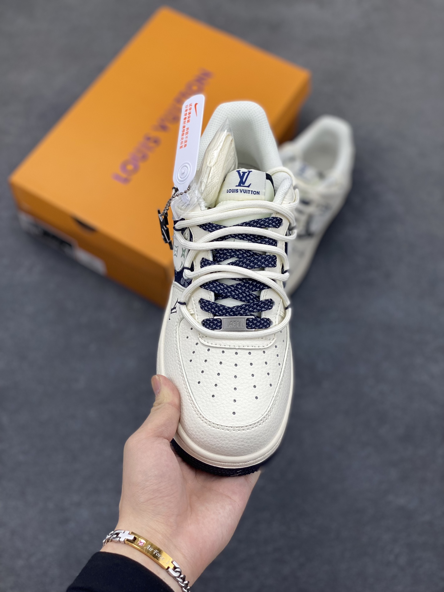 图片[2]-NIke Air Force 1 \’07 Low “LV联名——深蓝底抽绳”空军一号 低帮 运动鞋 休闲鞋 折边针车 工艺难度大 原楦头原纸板 原装鞋盒 定制五金配件 内置全掌气垫 原厂鞋底 货号：DM6868-098 尺码：36 36.5 37.5 38 38.5 39 40 40.5 41 42 42.5 43 44 44.5 45-选品中心