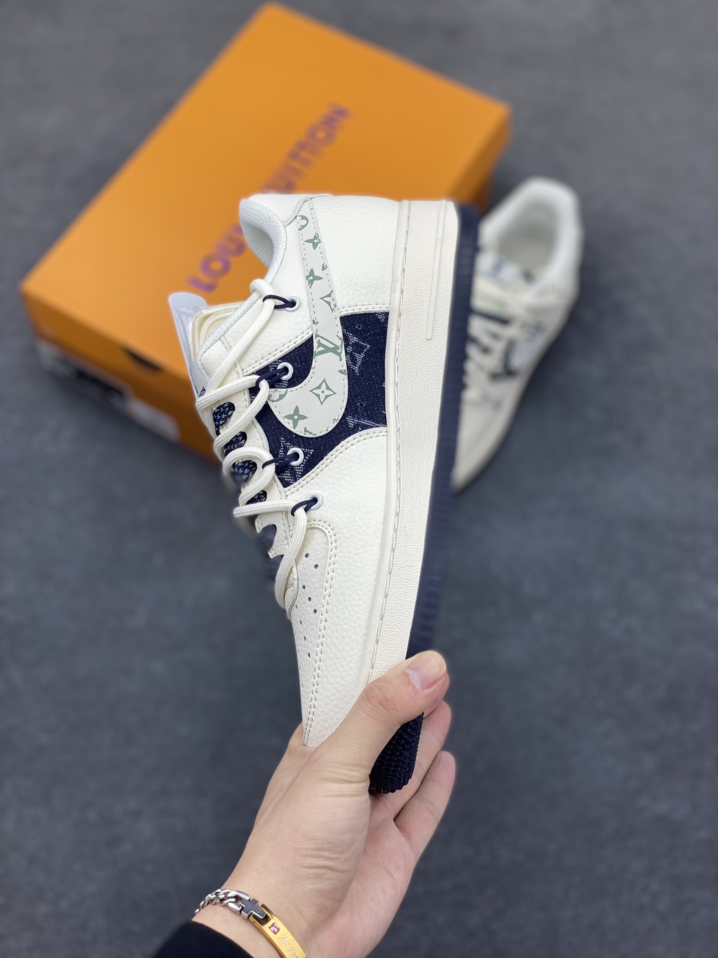 图片[3]-NIke Air Force 1 \’07 Low “LV联名——深蓝底抽绳”空军一号 低帮 运动鞋 休闲鞋 折边针车 工艺难度大 原楦头原纸板 原装鞋盒 定制五金配件 内置全掌气垫 原厂鞋底 货号：DM6868-098 尺码：36 36.5 37.5 38 38.5 39 40 40.5 41 42 42.5 43 44 44.5 45-选品中心