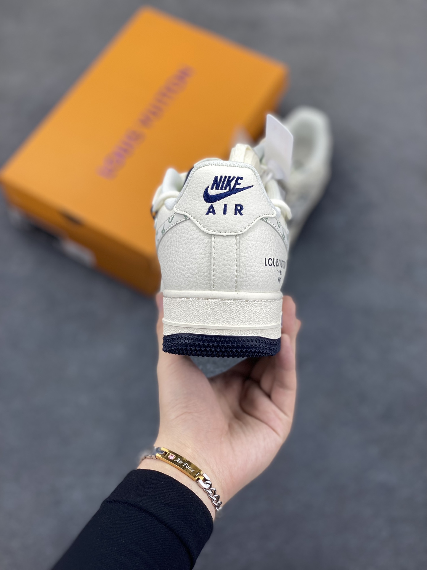 图片[4]-NIke Air Force 1 \’07 Low “LV联名——深蓝底抽绳”空军一号 低帮 运动鞋 休闲鞋 折边针车 工艺难度大 原楦头原纸板 原装鞋盒 定制五金配件 内置全掌气垫 原厂鞋底 货号：DM6868-098 尺码：36 36.5 37.5 38 38.5 39 40 40.5 41 42 42.5 43 44 44.5 45-选品中心