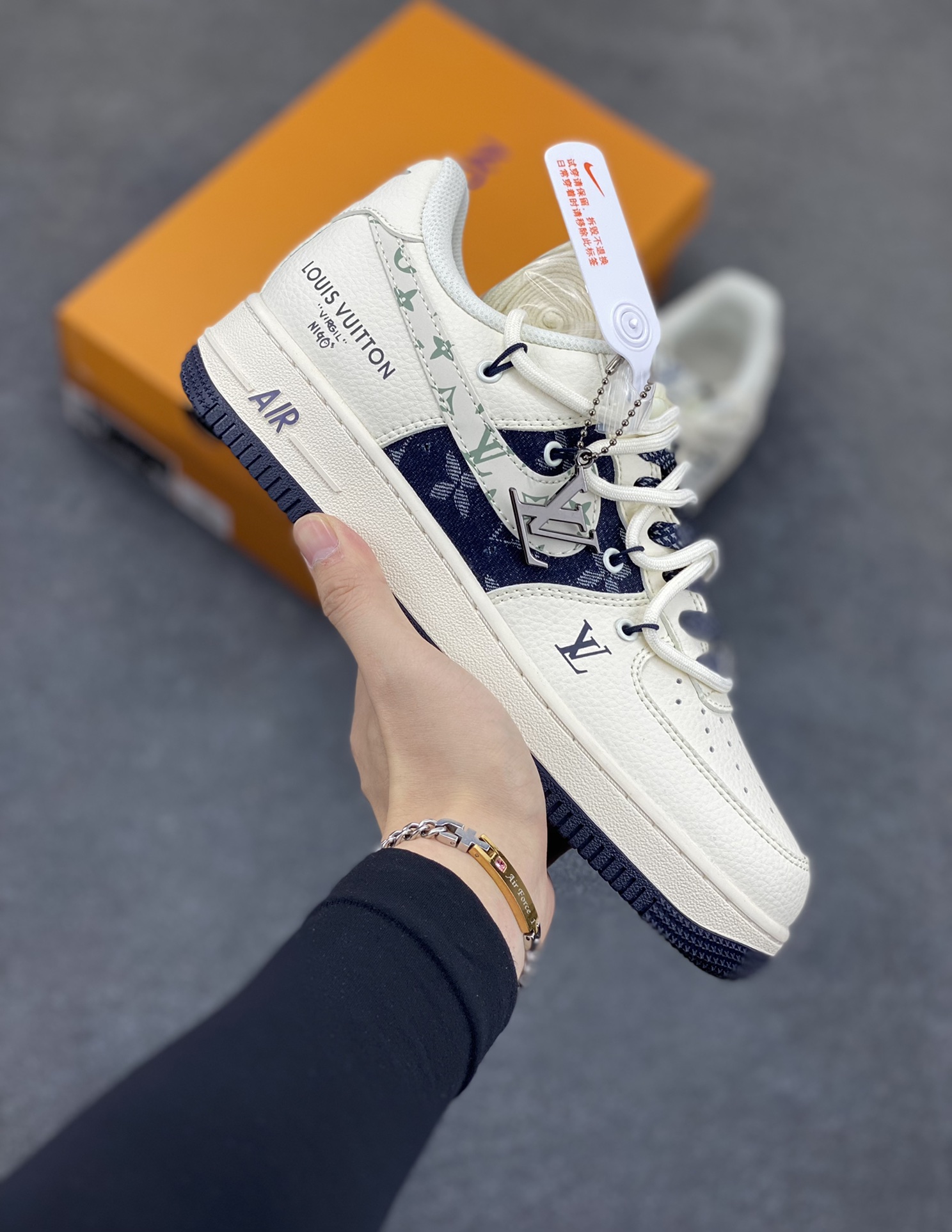 NIke Air Force 1 \’07 Low “LV联名——深蓝底抽绳”空军一号 低帮 运动鞋 休闲鞋 折边针车 工艺难度大 原楦头原纸板 原装鞋盒 定制五金配件 内置全掌气垫 原厂鞋底 货号：DM6868-098 尺码：36 36.5 37.5 38 38.5 39 40 40.5 41 42 42.5 43 44 44.5 45-选品中心
