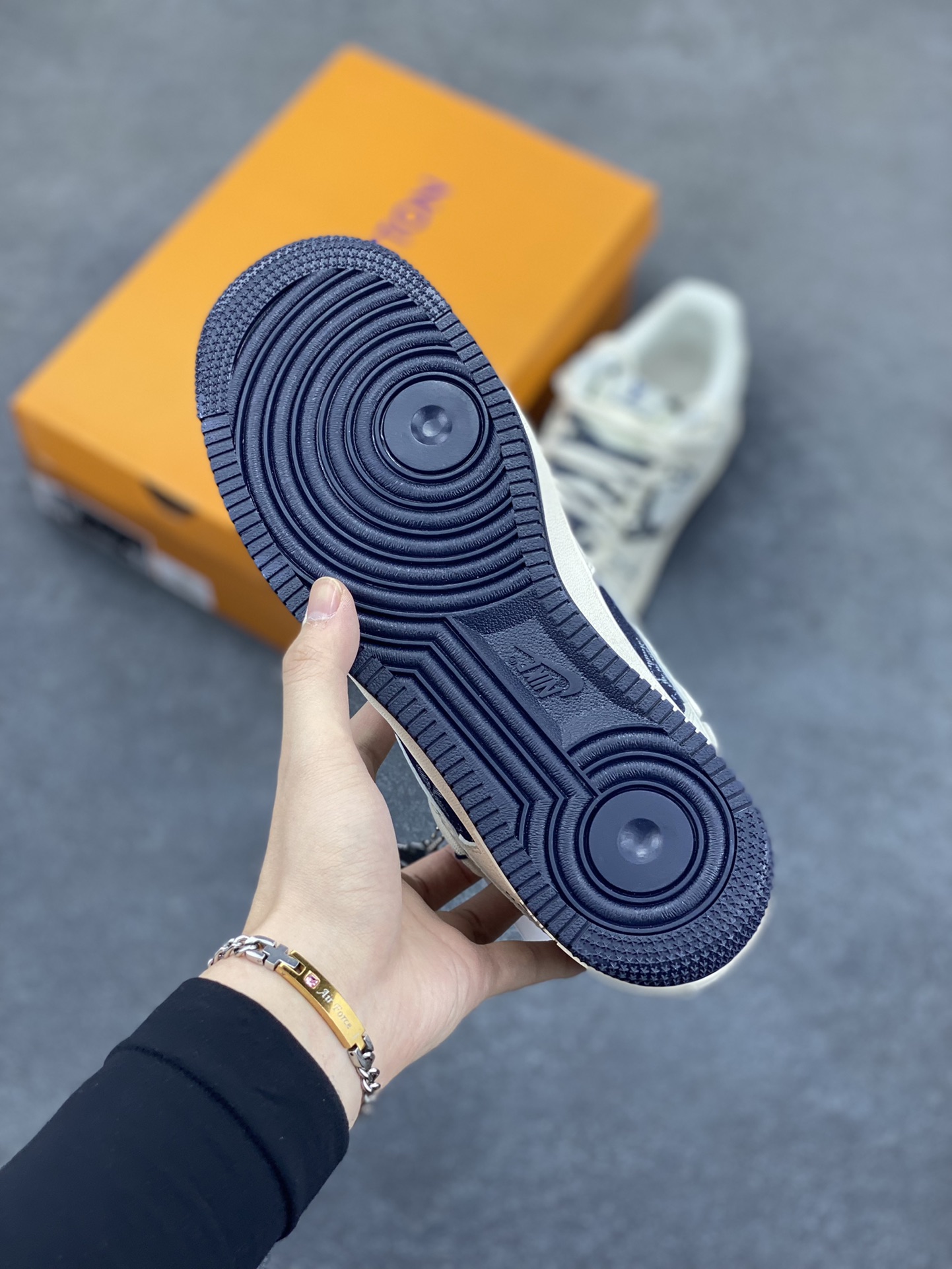 图片[5]-NIke Air Force 1 \’07 Low “LV联名——深蓝底抽绳”空军一号 低帮 运动鞋 休闲鞋 折边针车 工艺难度大 原楦头原纸板 原装鞋盒 定制五金配件 内置全掌气垫 原厂鞋底 货号：DM6868-098 尺码：36 36.5 37.5 38 38.5 39 40 40.5 41 42 42.5 43 44 44.5 45-选品中心