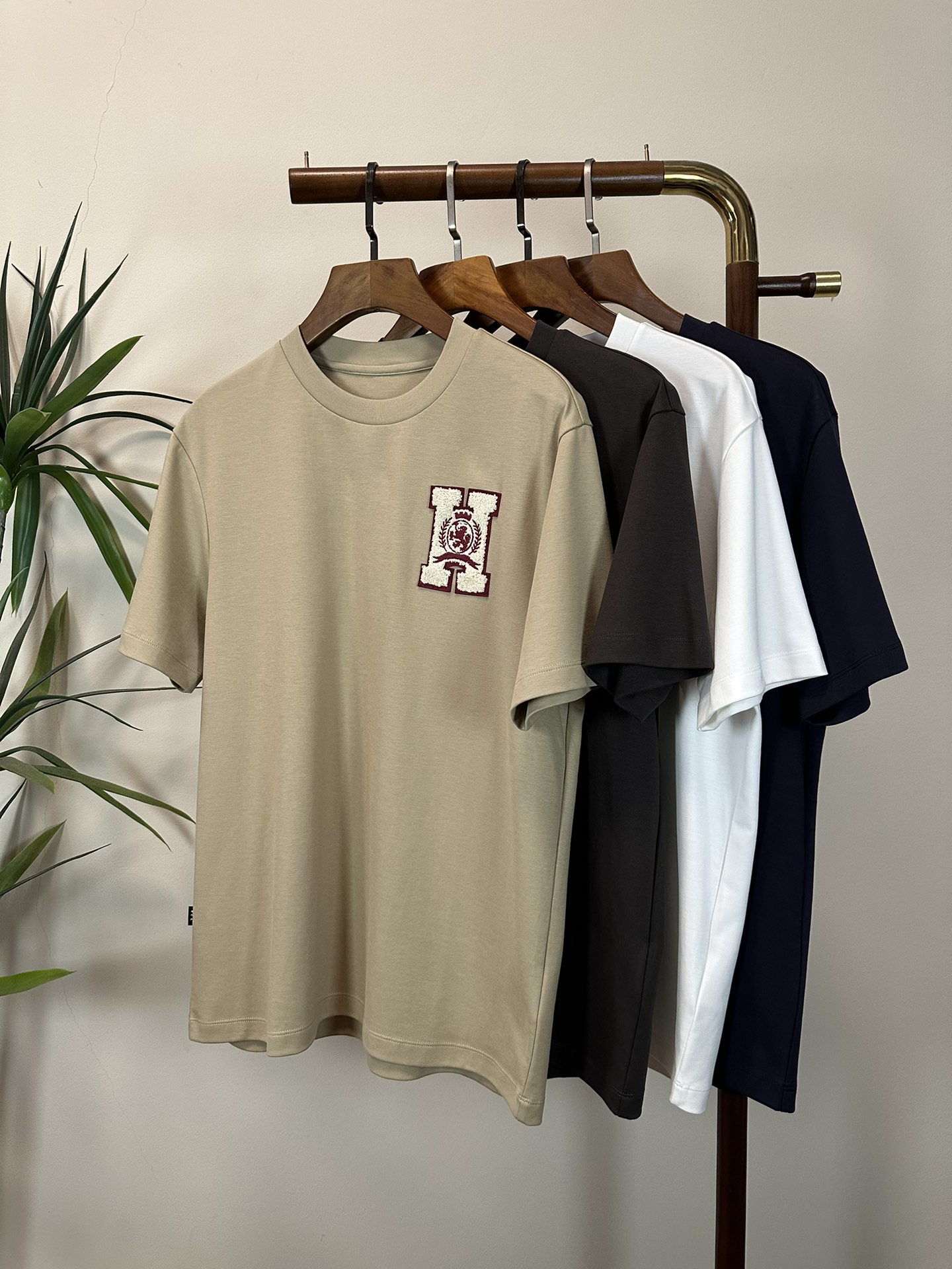 NO:426674,Hermes 2025 new round neck short-sleeved T-shirt high-end version!  Customized fabrics for counters are breathable and comfortable, with impeccable details, and the brand element design concept reflects high quality. The feel is delicate and soft!  It is casually cut, with a great upper body style!  Code number M-5XL, hermes, T-shirt,tees, t-shirt,alexander wang19860909爱马仕 2025新款 圆领 短袖 T恤 高端版本！专柜定制面料 透气舒适度高,细节无可挑剔,品牌元素设计理念,体现高品质.手感细腻柔软！呈现休闲裁剪,上身版型超赞！ 码数M-5XL,,hermes,T-shirt,tees，t-shirt,alexander wang,Men's clothing