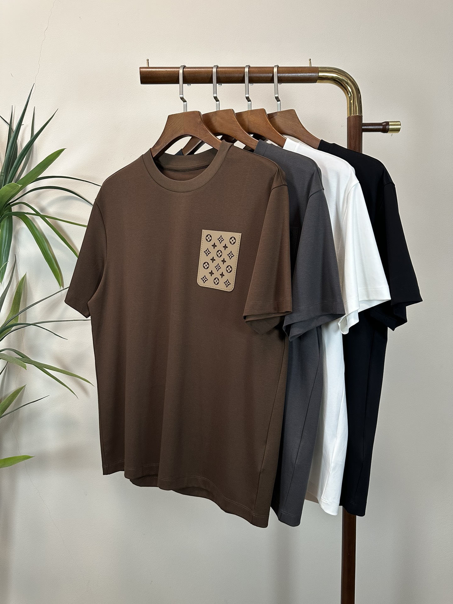 NO:459133,LV Louis Vuitton 2025 new round neck short-sleeved T-shirt high-end version!  Customized fabrics for counters are breathable and comfortable, with impeccable details, and the brand element design concept reflects high quality. The feel is delicate and soft!  It is casually cut, with a great upper body style!  Code number M-5XL, louis vuitton,louis vuitton,t-shirt,tees,t-shirt,alexander wang19860909LV 路易威登 2025新款 圆领 短袖 T恤 高端版本！专柜定制面料 透气舒适度高,细节无可挑剔,品牌元素设计理念,体现高品质.手感细腻柔软！呈现休闲裁剪,上身版型超赞！ 码数M-5XL,,louis vuitton,louis vuitton,T-shirt,tees，t-shirt,alexander wang,Men's clothing